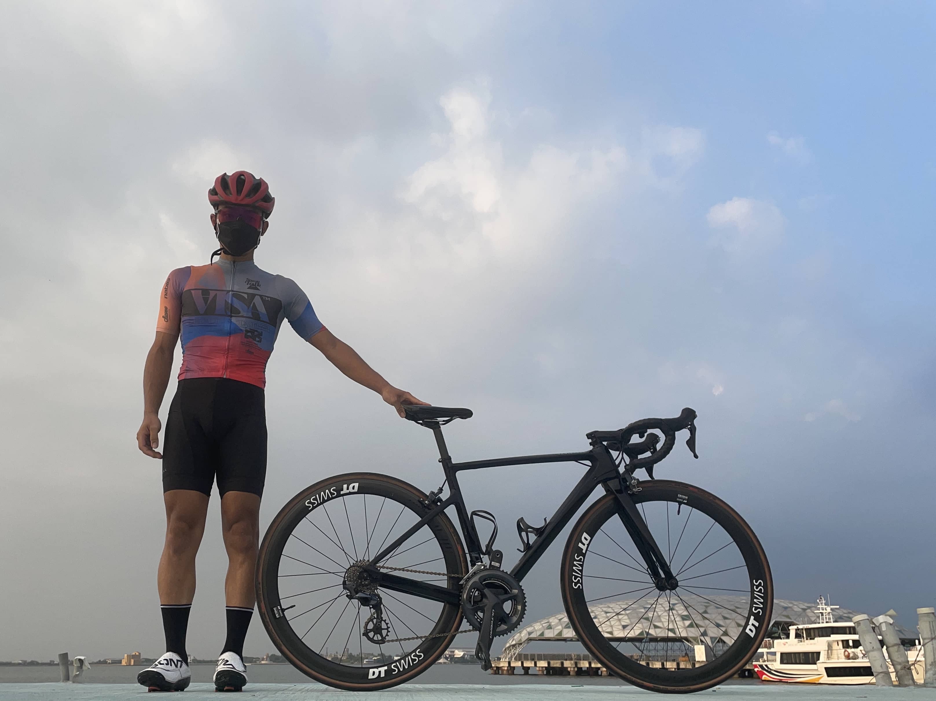 Eddie與他最新的公路賽戰車(圖片來源:Eddie)
