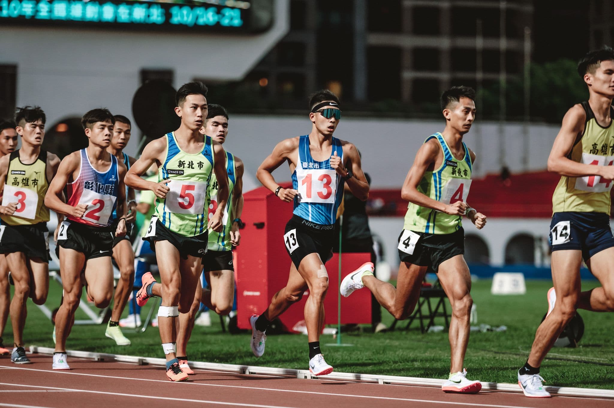 編號 13 號張家豪,全運會鐵人三項奪銀牌兩天後,再戰田徑五千公尺,收下第八名。圖片來源:卡斯