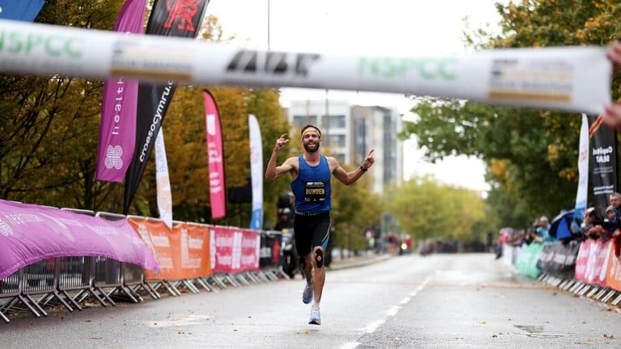 英國鐵人三項職業選手 Adam Bowden,在 ABP Newport Wales 馬拉松賽上,跑出 2 小時 20 分 06 秒獲得冠軍