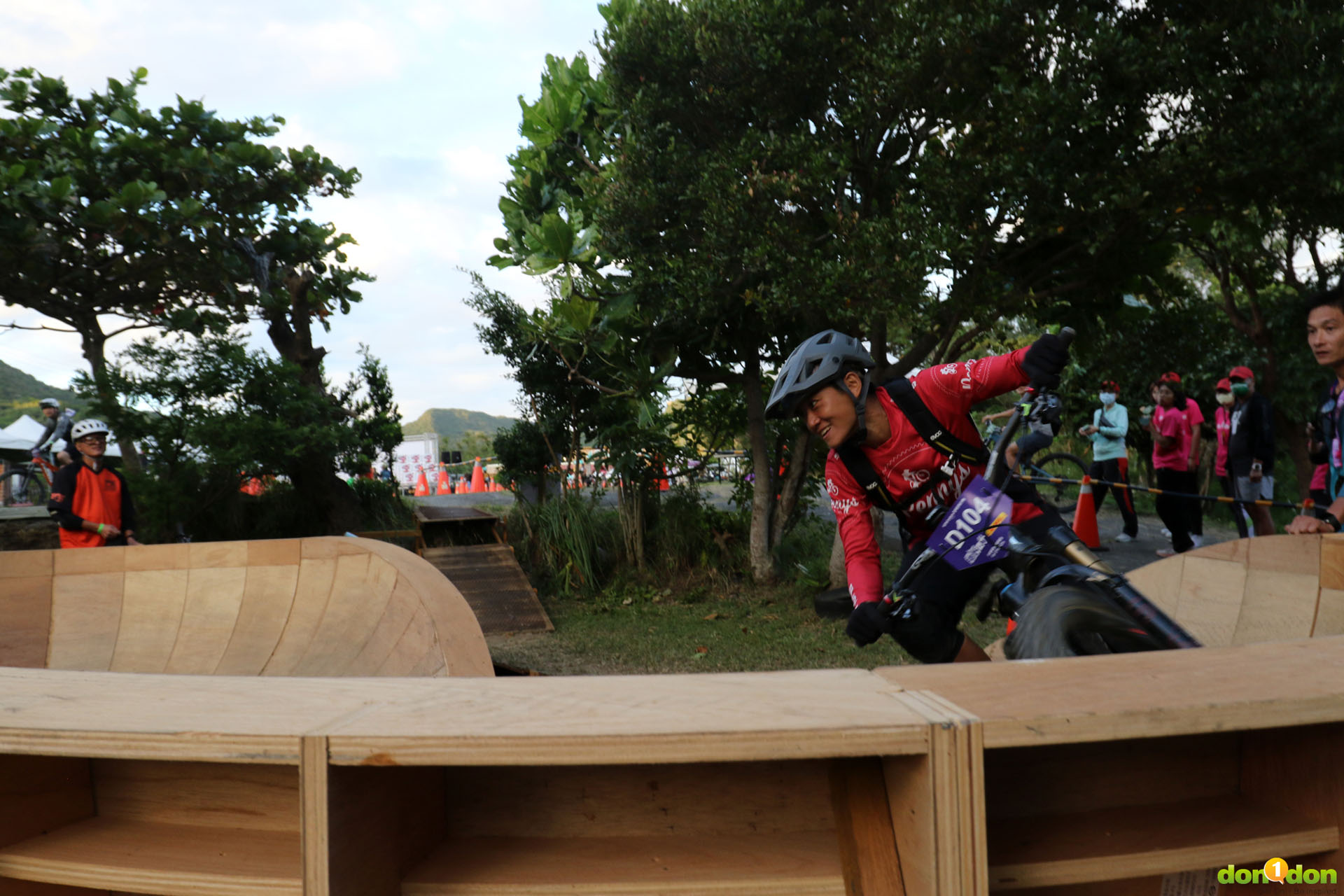 Enduro 全地形耐力賽女子組冠軍,「下坡車女王」周佩霓(D104)
