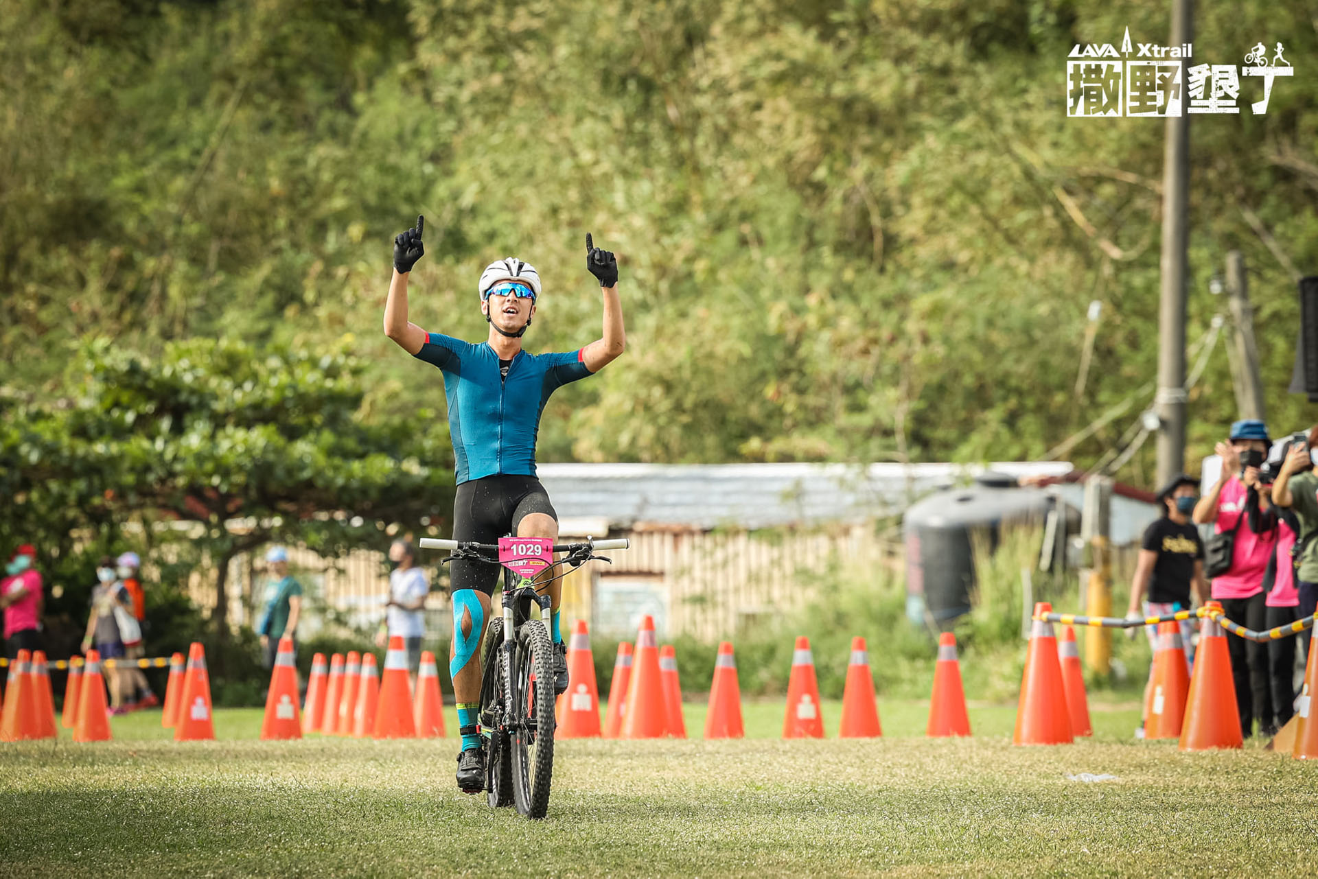 Cross Country 登山車越野賽 11 公里賽事男子組由徐子恩(1029)以 00:53:48 的成績名列第一位。圖片來源:LAVA台灣鐵人三項公司
