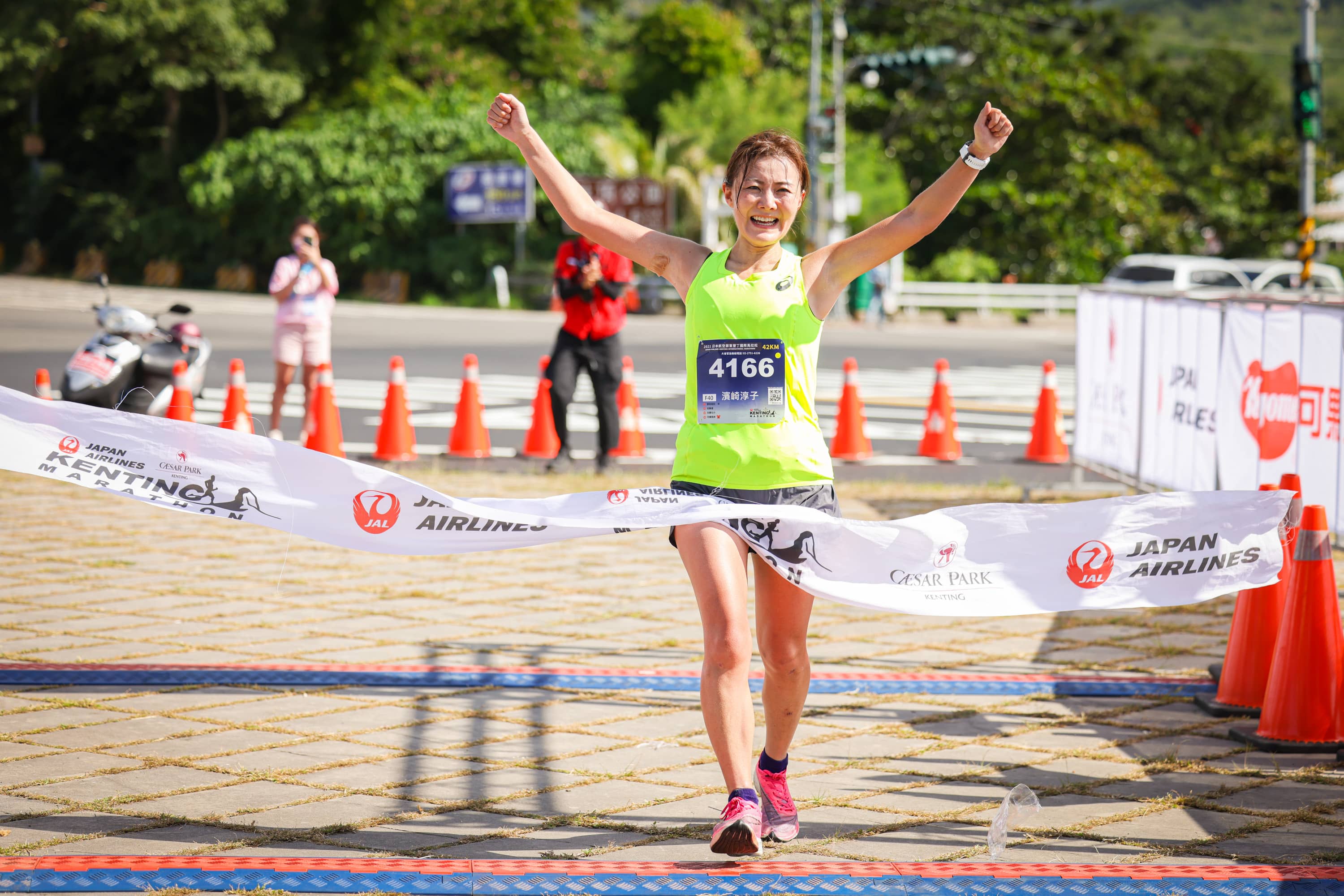 全馬組(42公里)女子冠軍則是由日籍選手濱崎淳子以03:49:39稱后。