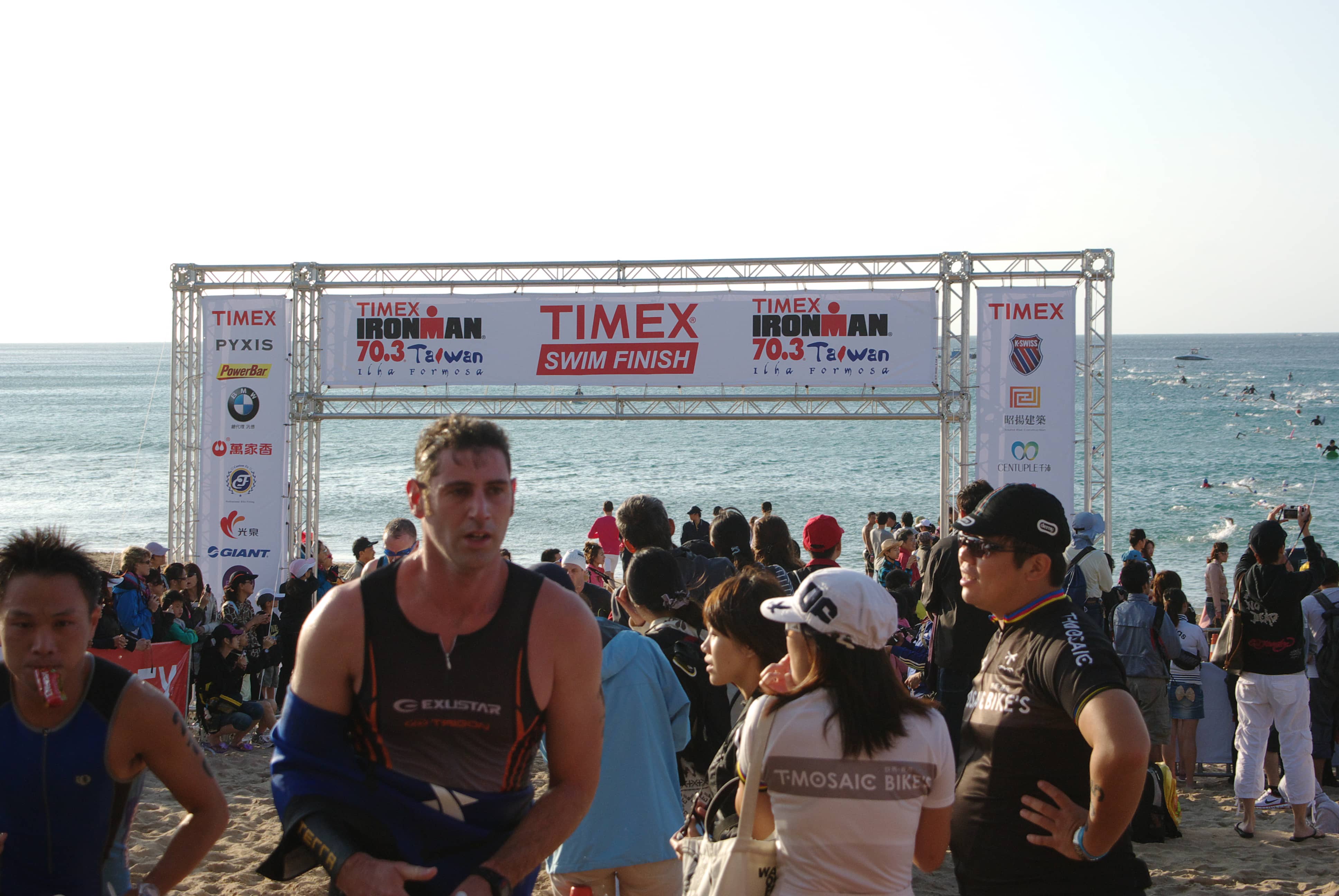 左下咬果膠的就是J帥。圖為2010年第一屆IRONMAN 70.3 Taiwan。圖片來源:趴趴牛