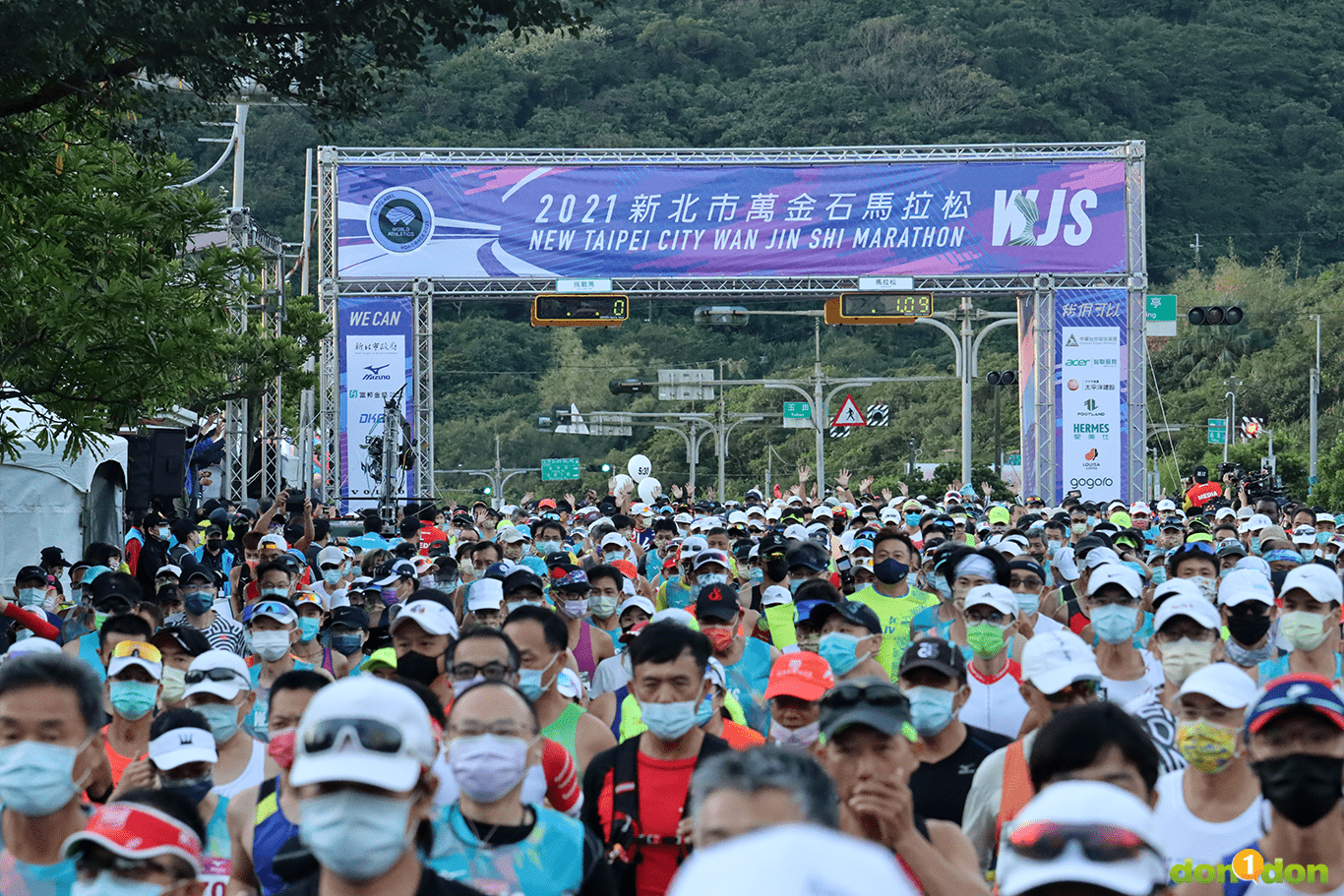 選手在起跑前仍需戴口罩,直到起跑後拉開距離才能脫下。