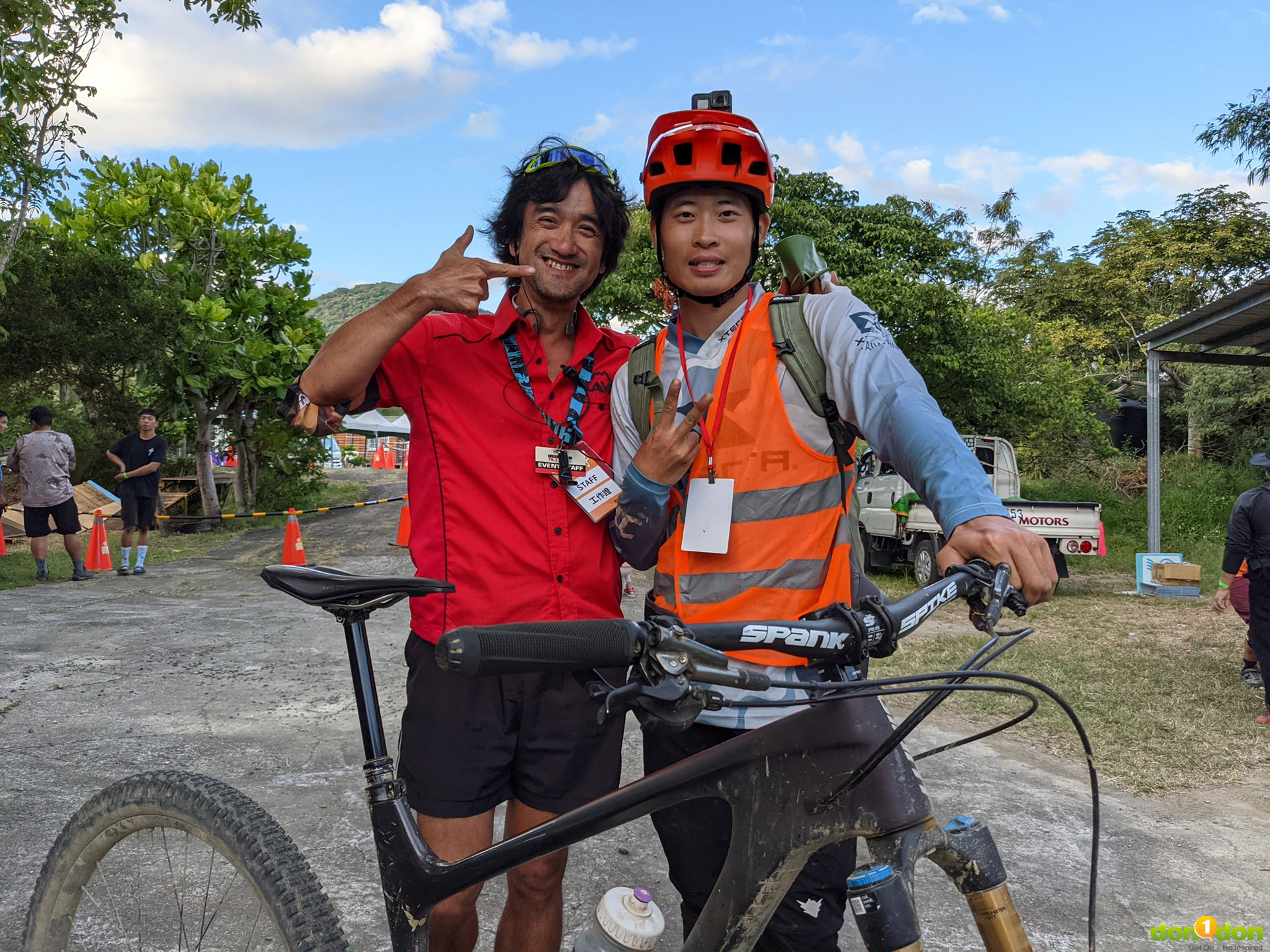 賽道由國內登山車好手『亞洲車神-阿丹』江勝山以國際賽事規格,在墾丁多變的地形下,規劃出適合入門及進階的選手的賽事體驗。(左)鄭世奇、(右)江勝山