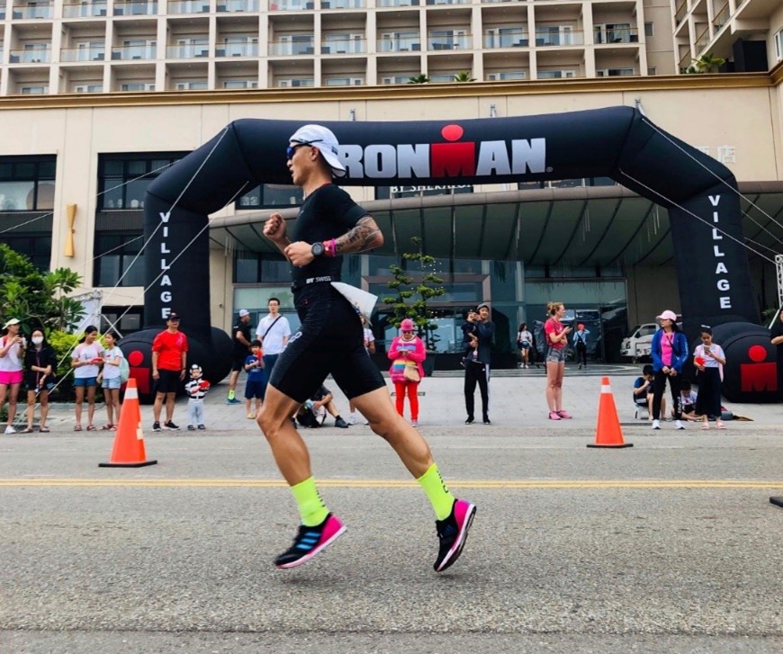 許多業餘的鐵人們都設定到夏威夷 KONA 朝聖 IRONMAN 世錦賽為終極目標,通往聖殿接受考驗之前還需要從各地的分站賽中奮力爭取極少數的席次資格(圖片來源:Justin Hseuh)