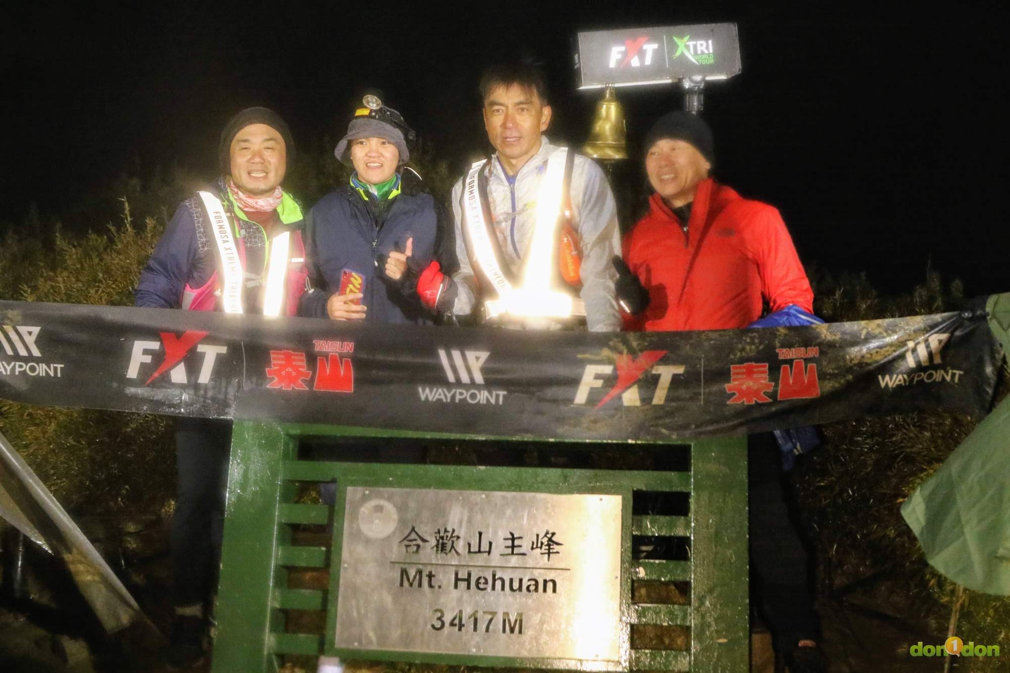 勒卡爾·撒里朋岸(028)在家人的陪伴下,以 18:16:31 的成績完成比賽