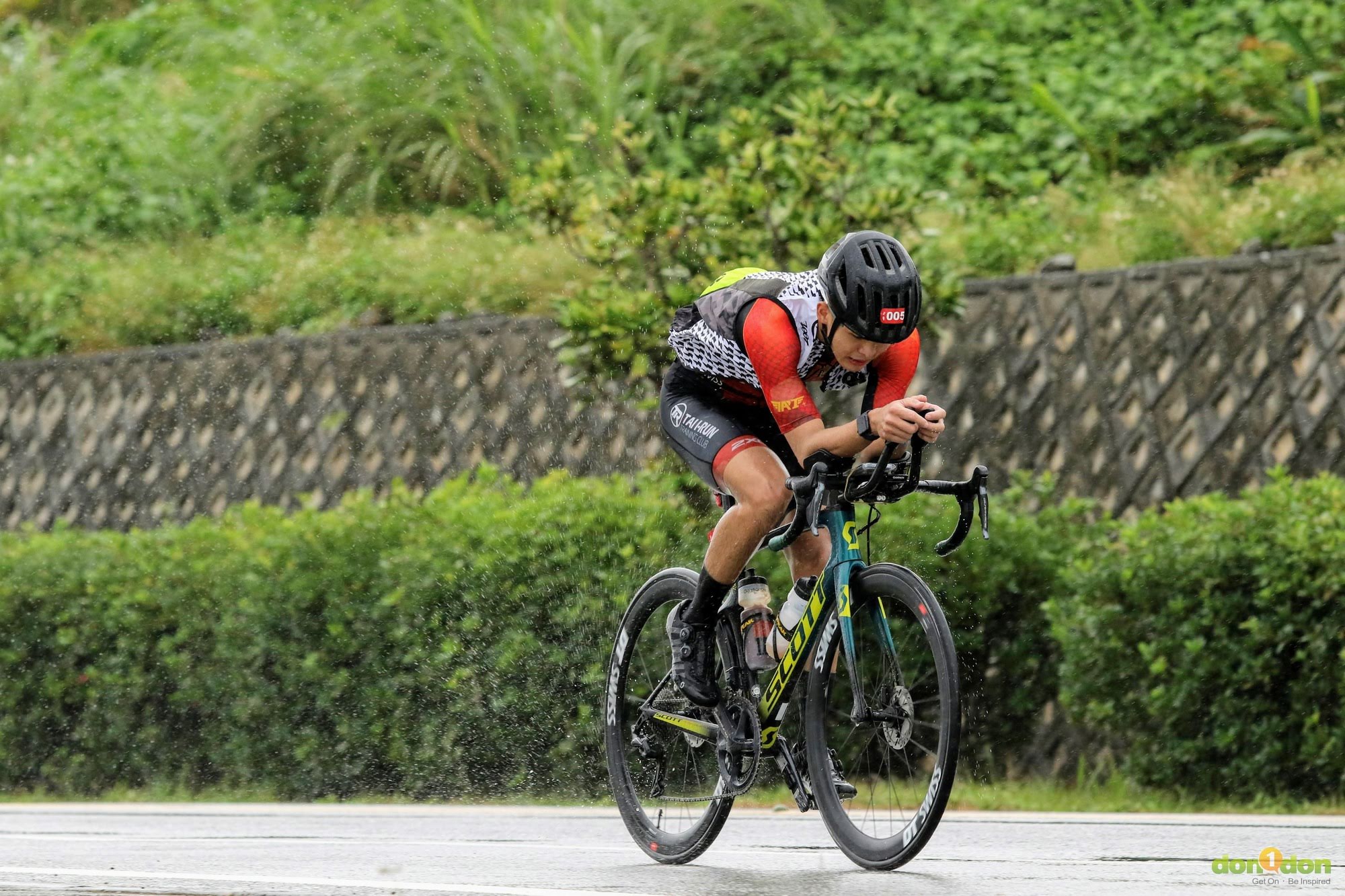 吳承泰自行車成績6小時52分58秒,是第三位進入T2的選手
