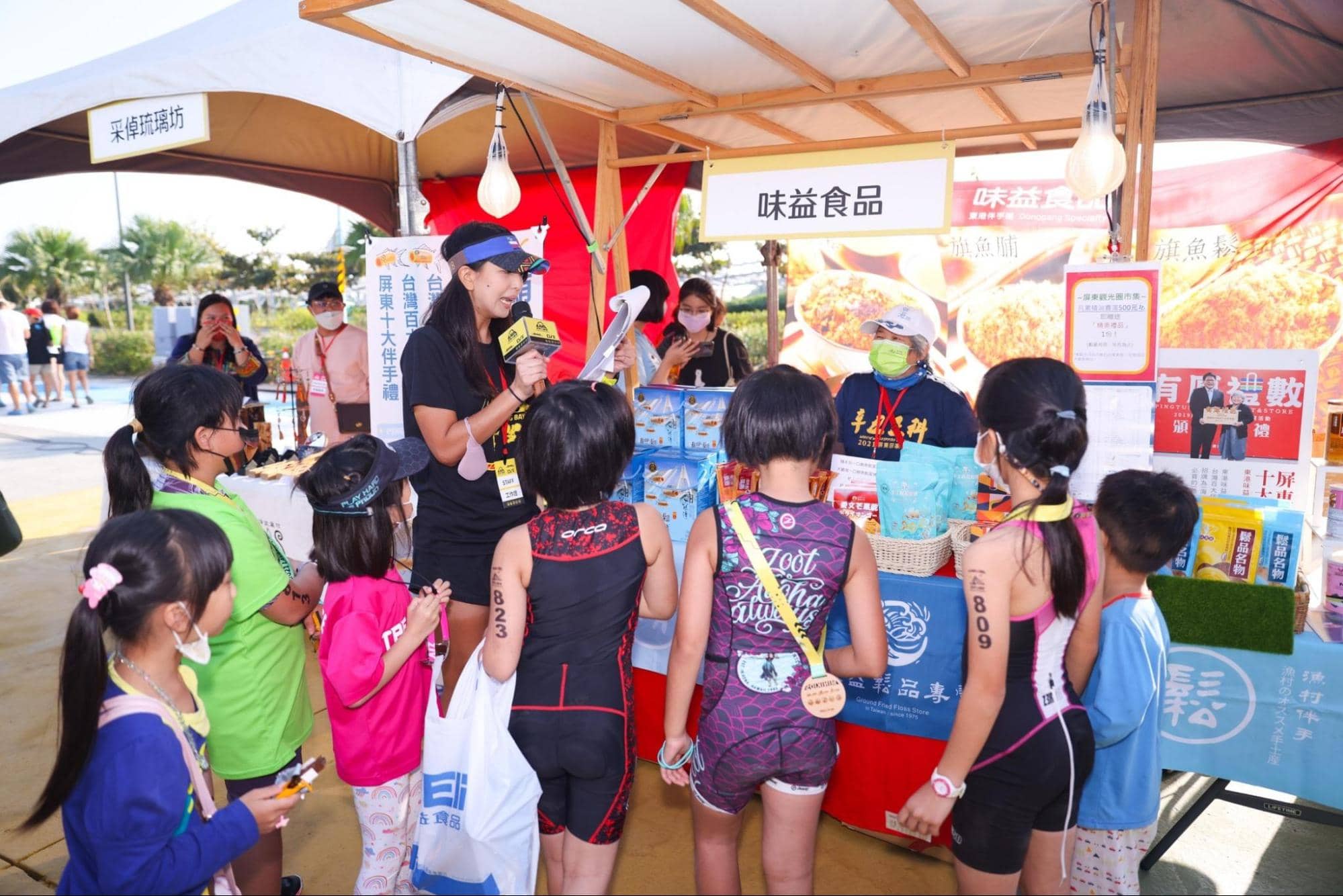 「屏東觀光圈市集」除了提供當地觀光訊息,現場結合在地商家由單車網紅小D做美食舞台活動導覽,現場還提供摸彩活動。