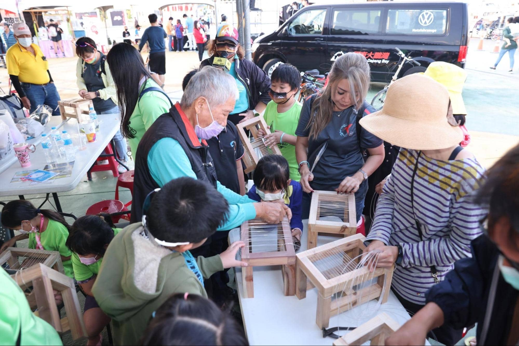 小鐵人活動後特別結合在地業者安排「魚線椅 DIY」體驗,由老船長親自解說及指導,讓家長帶著小鐵人親手一線一線編織而成,在比完賽後享受更在地的文化體驗。