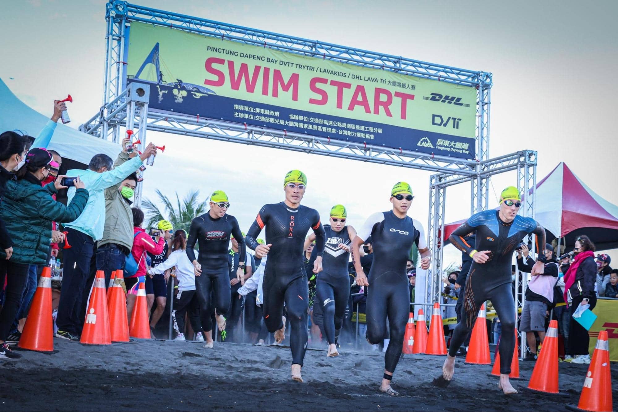 「2021 DHL LAVA TRI 鐵人賽大鵬灣站」於12月04-05日假屏東東港大鵬灣舉辦,今年第八年舉辦的賽事共吸引1,500多名來自16個國家的選手報名參加。