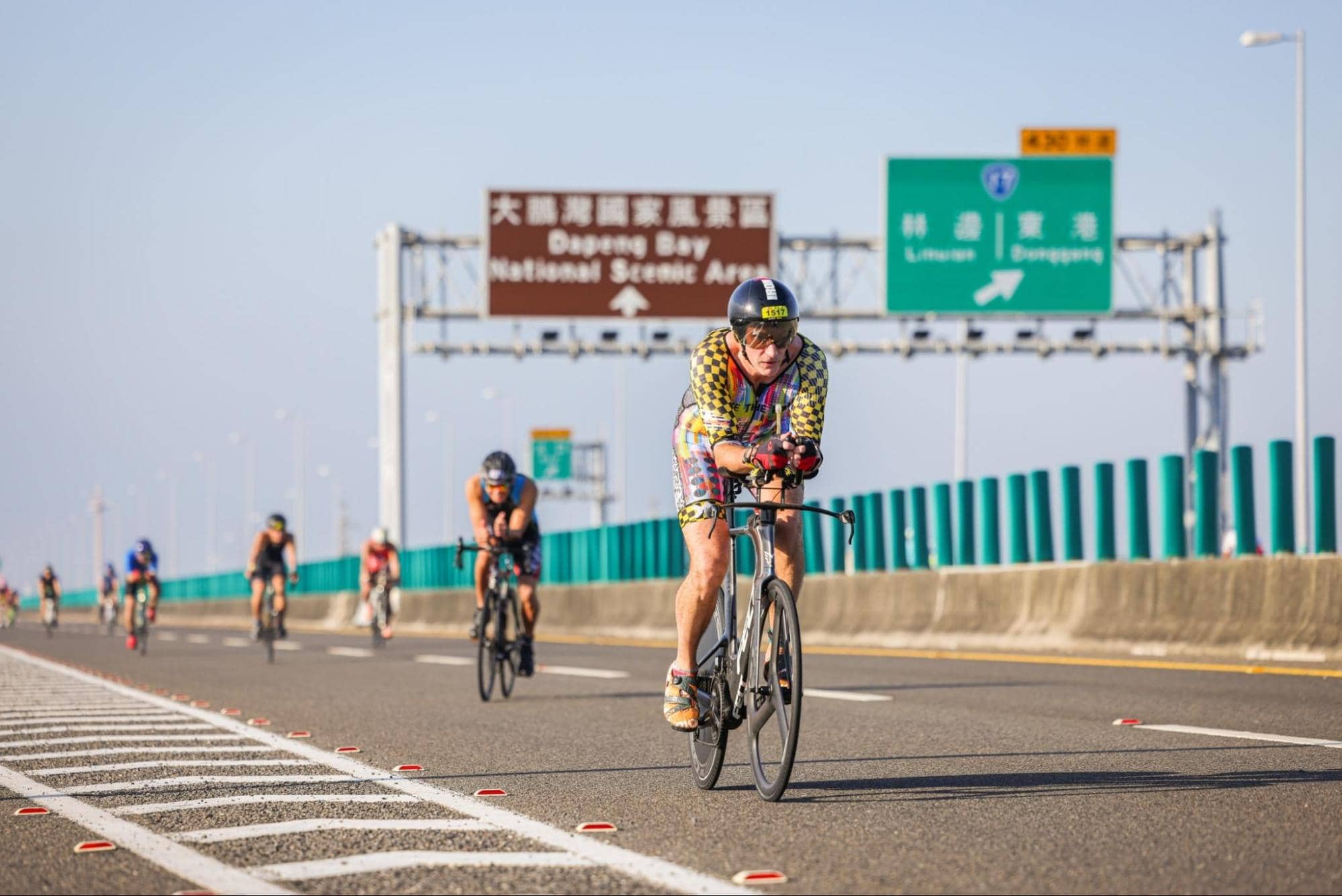 「2021 DHL LAVA TRI 鐵人賽大鵬灣站」本賽事也是全台灣唯一封閉國道 (南州—大鵬灣)的鐵人賽事,讓選手能盡情享受狂飆自行車賽道的快感。