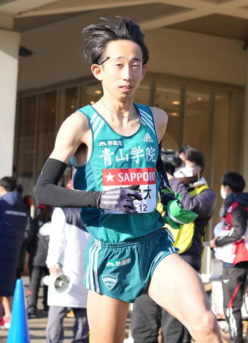 青山學院大 岸本大紀 跑出 1 小時 02 分 39 秒獲得區間賞,這是青山學院大在這次賽事第一位區間賞得主,把與第 2 位的差距一口氣拉開至 4 分 51 秒。圖片來源