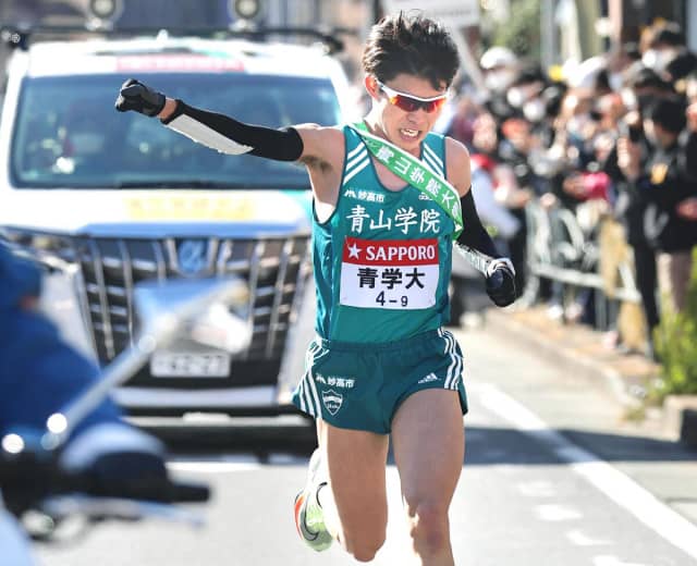 青山學院大 中村唯翔 以 1 小時 07 分 15 秒,比 2008 年時創下的區間紀錄快 46 秒,中村獲得區間賞,並把領先優勢擴大至 7 分 56 秒。圖片來源