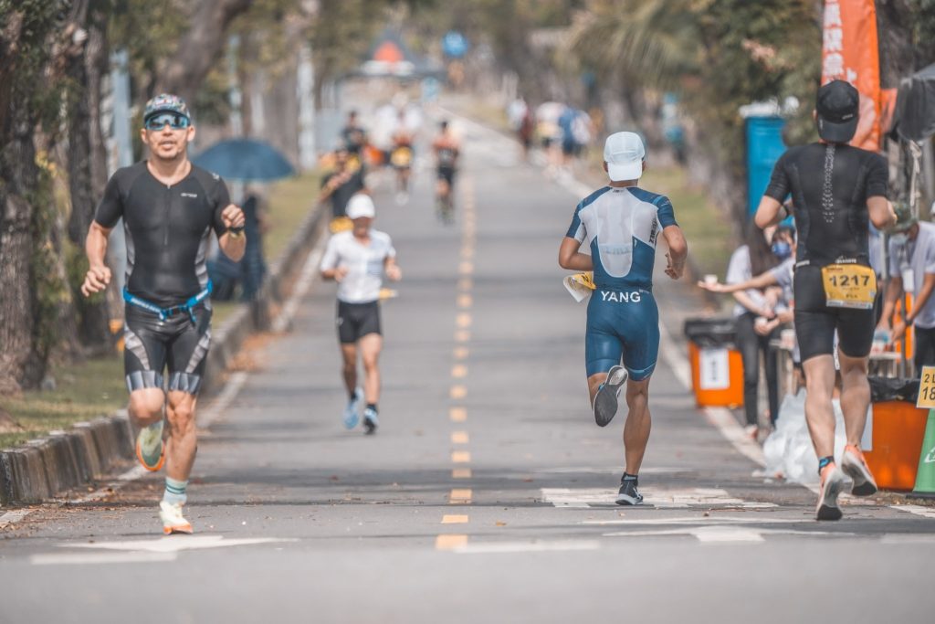於台東森林公園與馬亨亨大道跑 21 公里後,進入位在森林公園中的終點。圖片提供:LAVA台灣鐵人三項公司