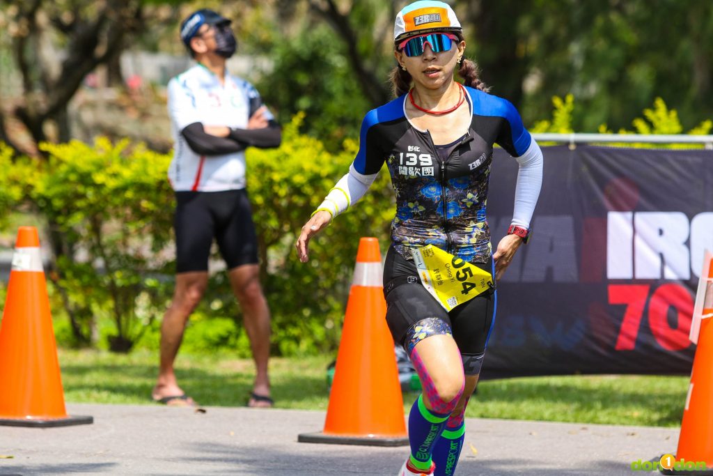 彰化許靜宜老師獲得女子總三,希望自己4月份的 IRONMAN Taiwan 澎湖可以更進步