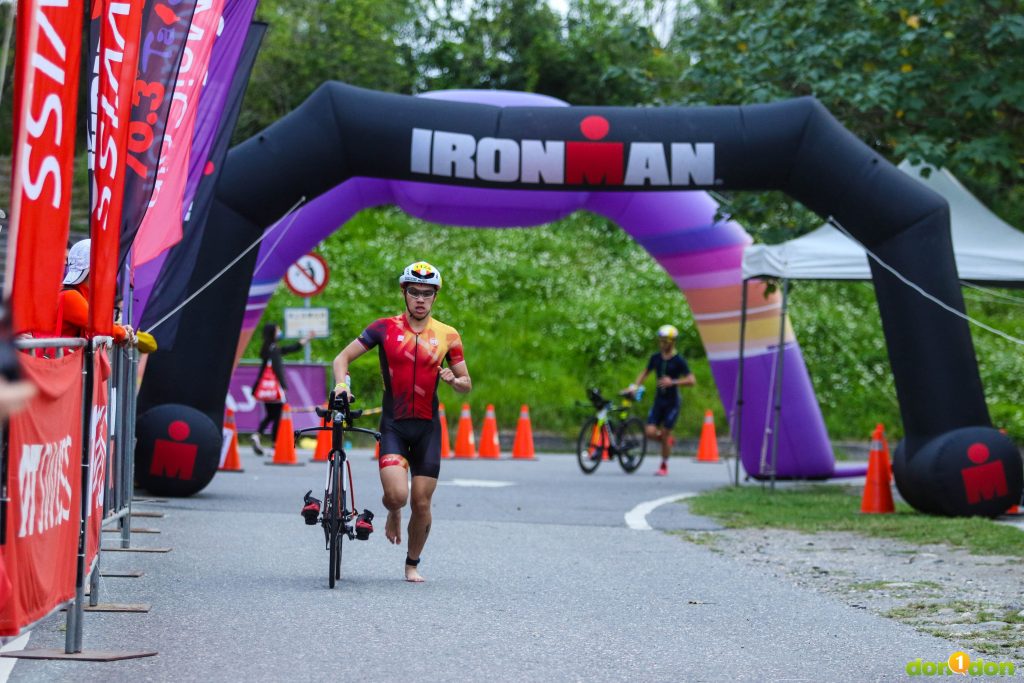 第一次參加 IRONMAN 70.3 賽事的莊柏千,以 04:53:37,個人最佳的成績完成比賽。