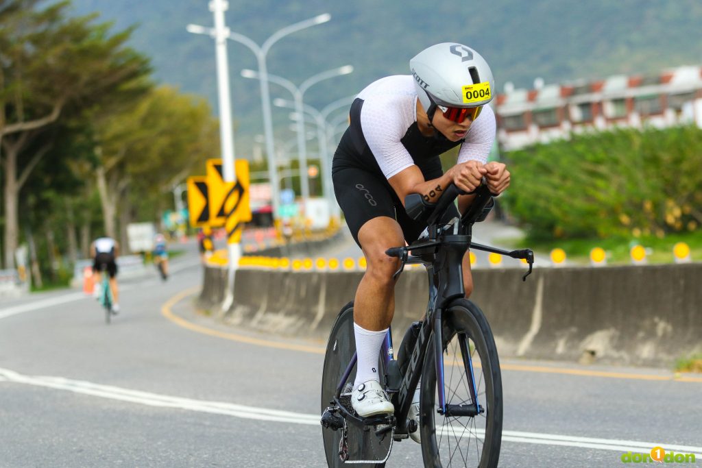 謝育宏自行車賽道如入無人之境般地以 02:06:12 完成 90 公里