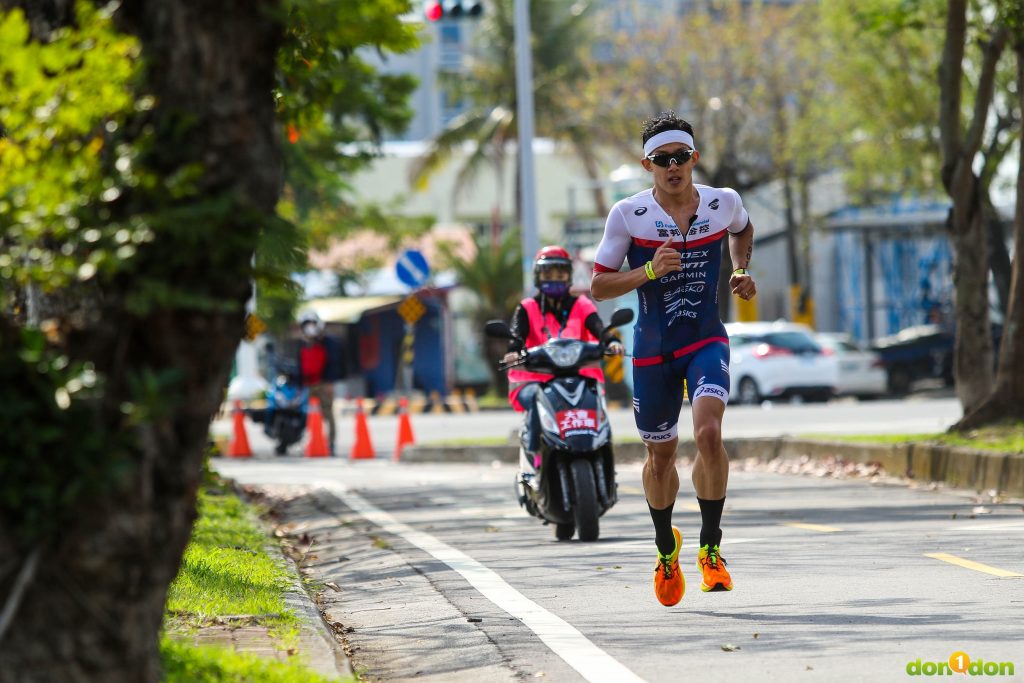 張團畯 21 公里跑 74 分 53 秒,強勢跑步實力制霸全場,以總成績 03:52:47 破大會成績拿下冠軍。