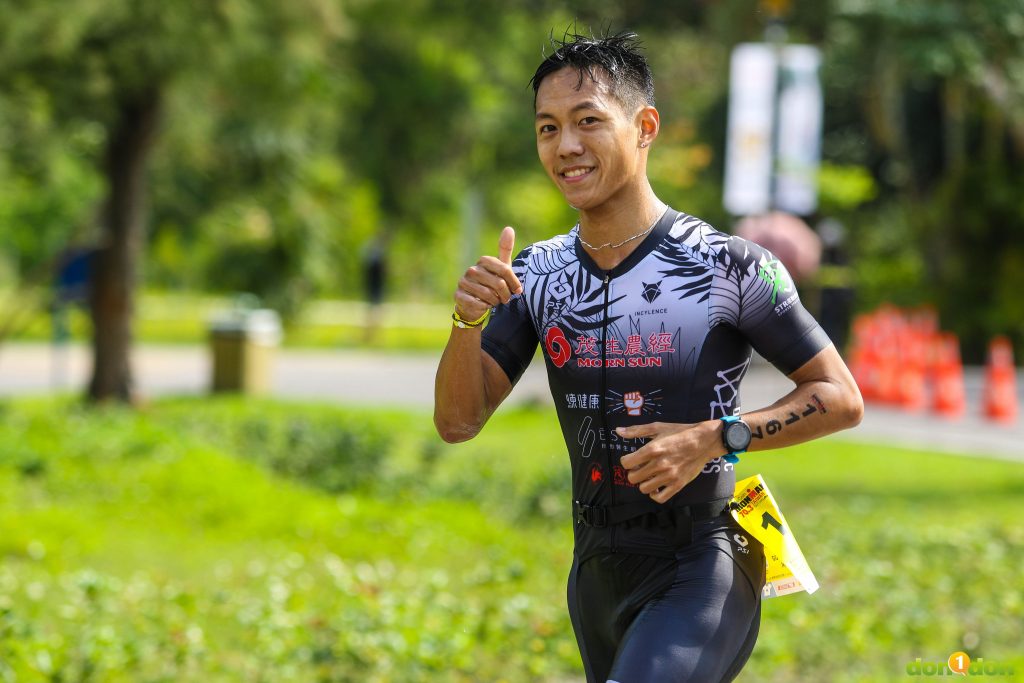 競速滑冰選手黃大原,以驚人的 04:35:22 完成比賽