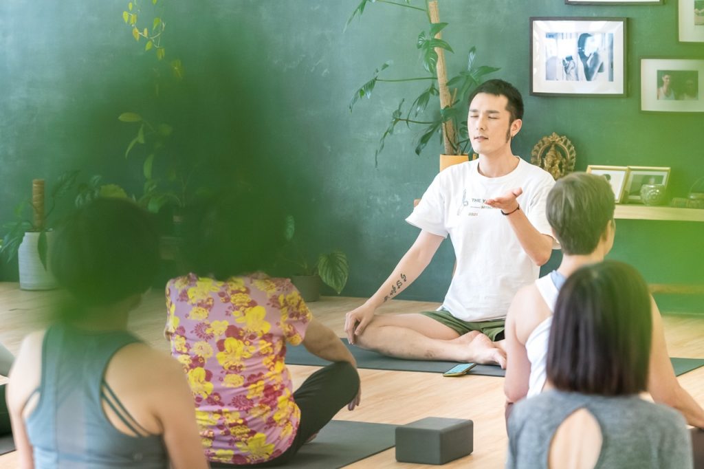 Daniel老師帶領梵唱與靜坐呼吸練習。（圖片提供：弘點全球顧問有限公司）