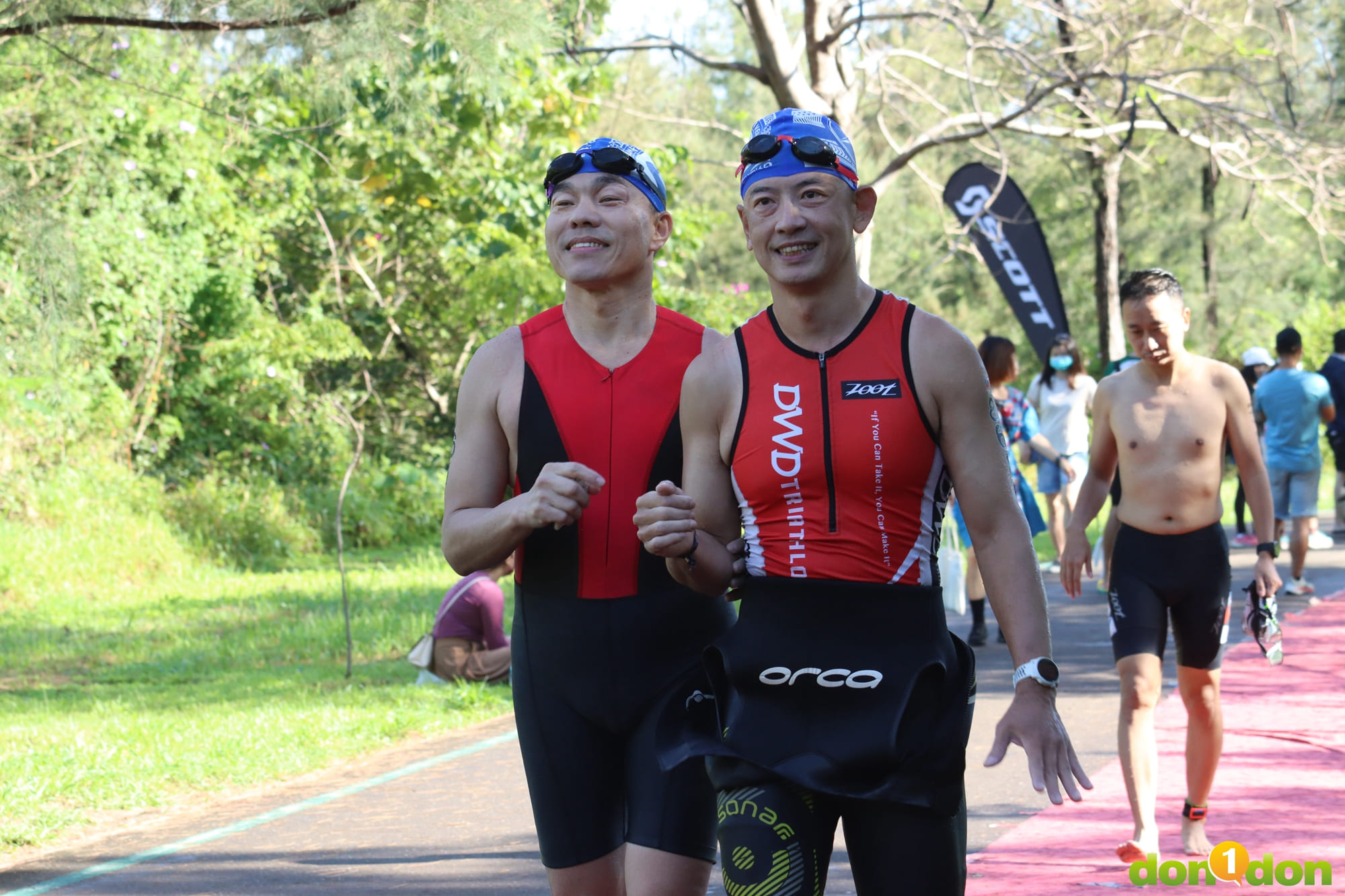 已完成過數次 226 超鐵的視障運動員賴智傑(左),這次和柏青哥(右)一起搭檔完成 3.8 公里游泳