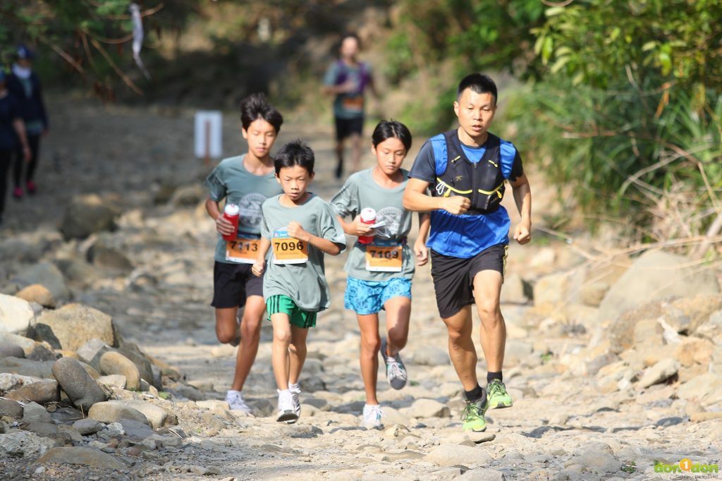 7 公里組越野賽道,路線主要在石牛溪河床,中間穿插著起伏的丘稜地形以及林間小徑,路線寬闊好跑。