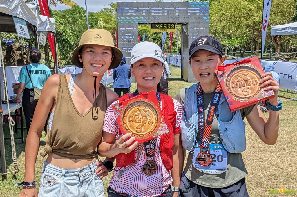 本屆XTERRA Taiwan 鐵人三項女子冠軍 王千由(左) ,鼓勵媽媽(中)挑戰完成越野跑30公里。