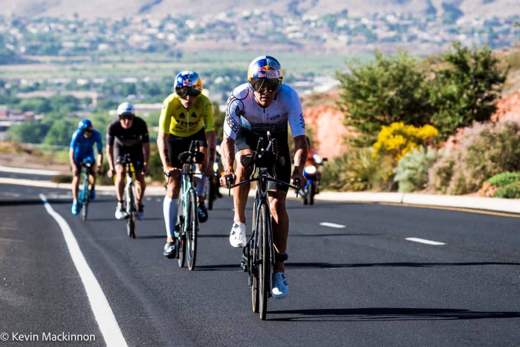 法國 Sam Laidlow,丹麥 Daniel Baekkegard、紐西蘭 Kyle Smith 和 Braden Currie、德國的 Florian Angert,共5名選手在自行車共組領先集團。圖片來源