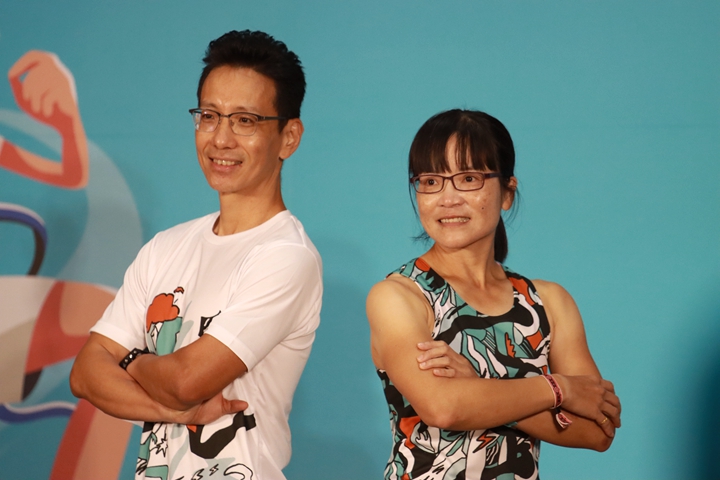 主持人田鴻魁與超馬一姐盧明珠展示賽衣和背心