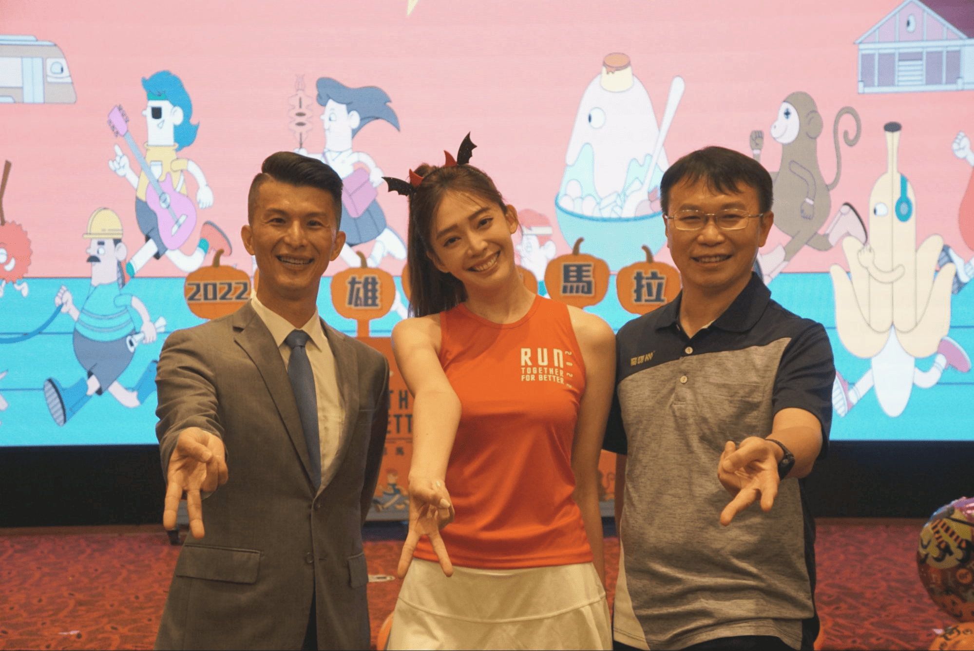 (左)臺灣師範大學姜義村教授組成的「愛運動動無礙」團體,近幾年帶領身心障礙朋友逐步挑戰鐵人三項、馬拉松等賽事,積極推動身心障礙者參與休閒、運動必須與常人擁有同樣的權利和利益,期許臺灣能夠建立一個「動無礙」的友善環境。