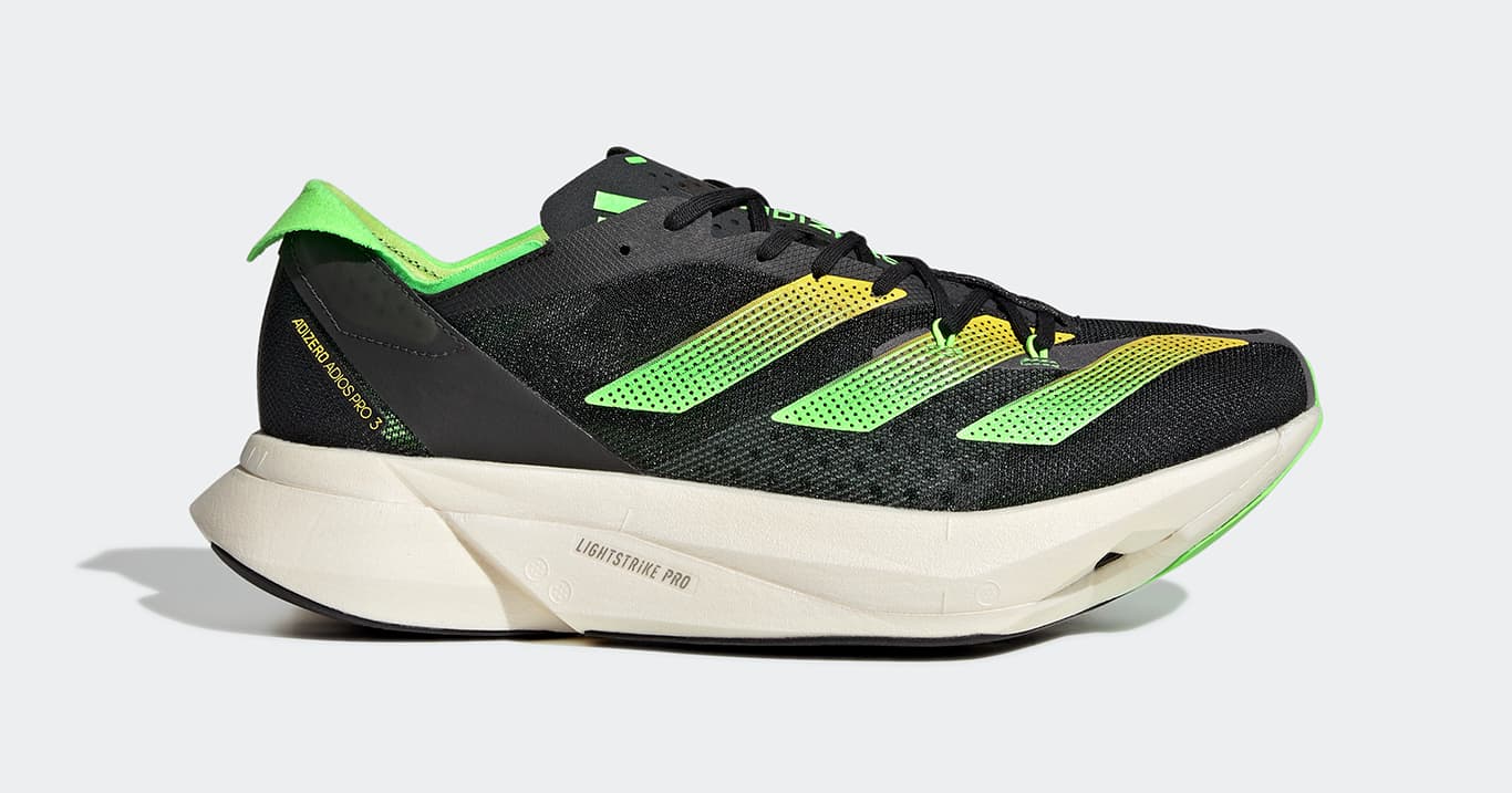 Adizero Adios Pro 3,採用全新輕量透氣鞋面,搭載雙層 Lightstrike Pro 中底外,更有進化版一體成型的 ENERGYRODS 2.0 碳纖維推進系統,提供穩定支撐和能量回饋,增進爆發力