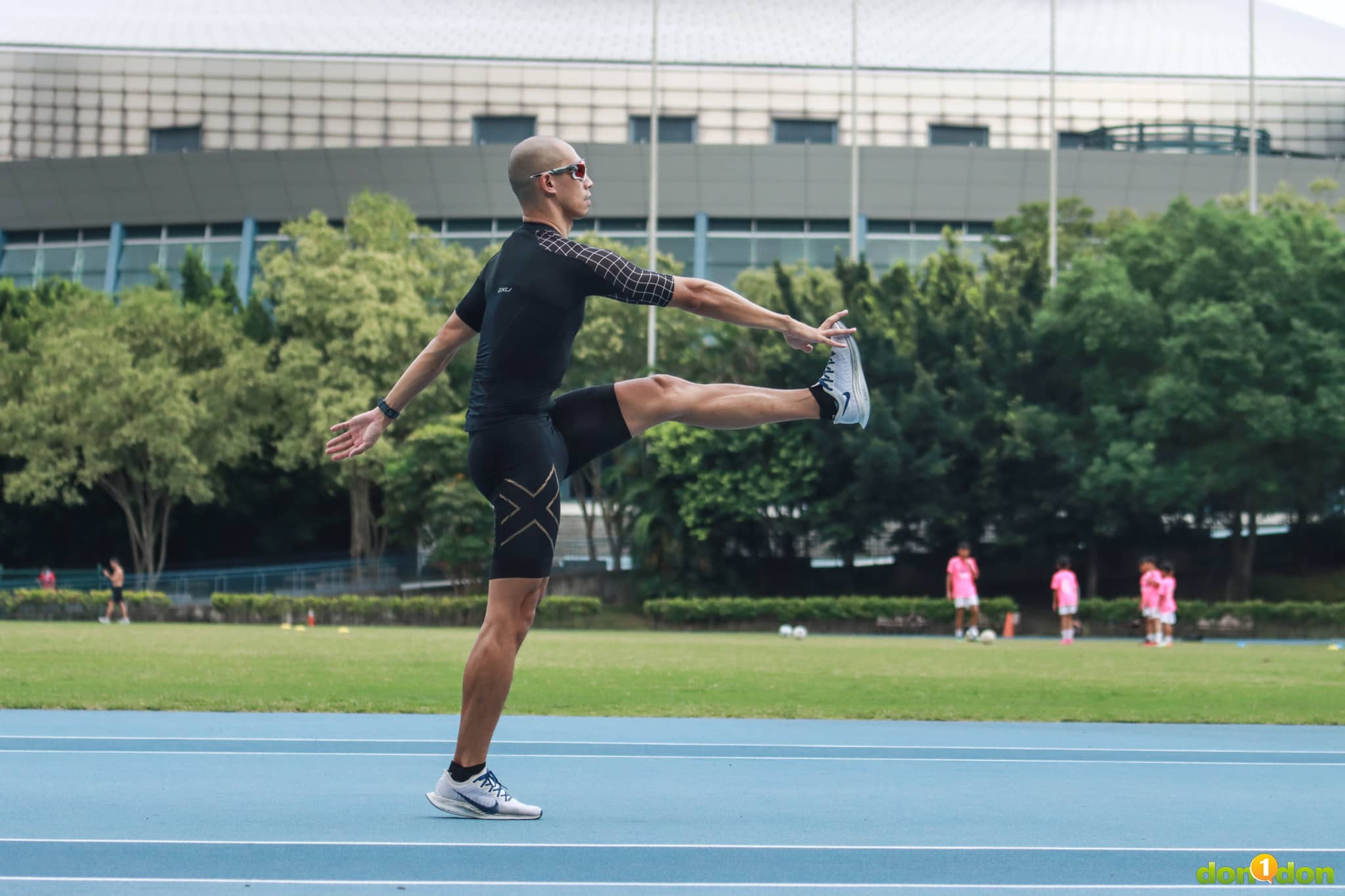 2XU 壓縮鐵人服對於無論是跑步、單車踩踏這類的重複性運動,都提供全方位的支持與保護。