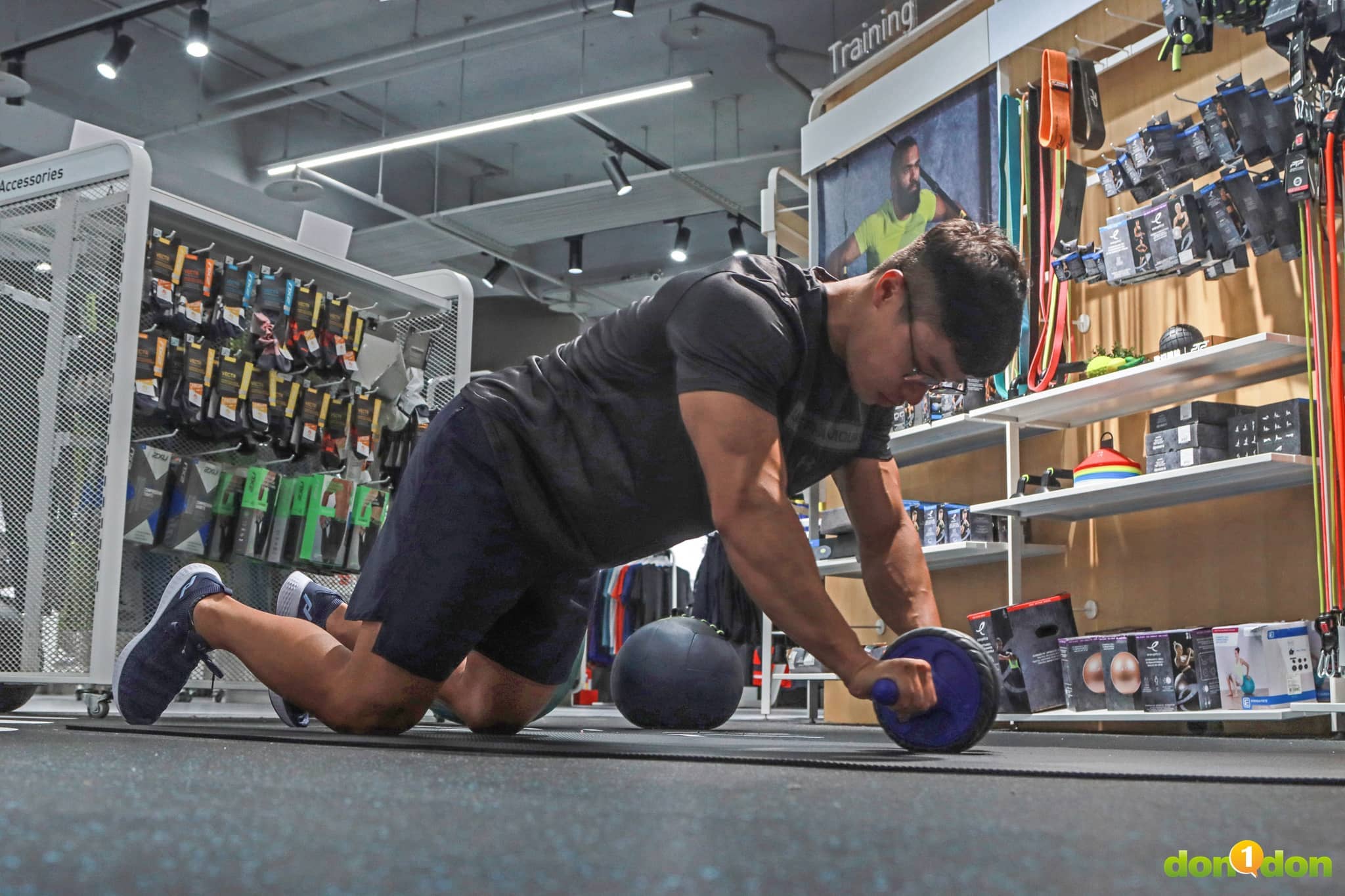INTERSPORT 士林店內的居家健身器材樣式齊全,也有規劃出一個讓消費者試用器材的小空間。