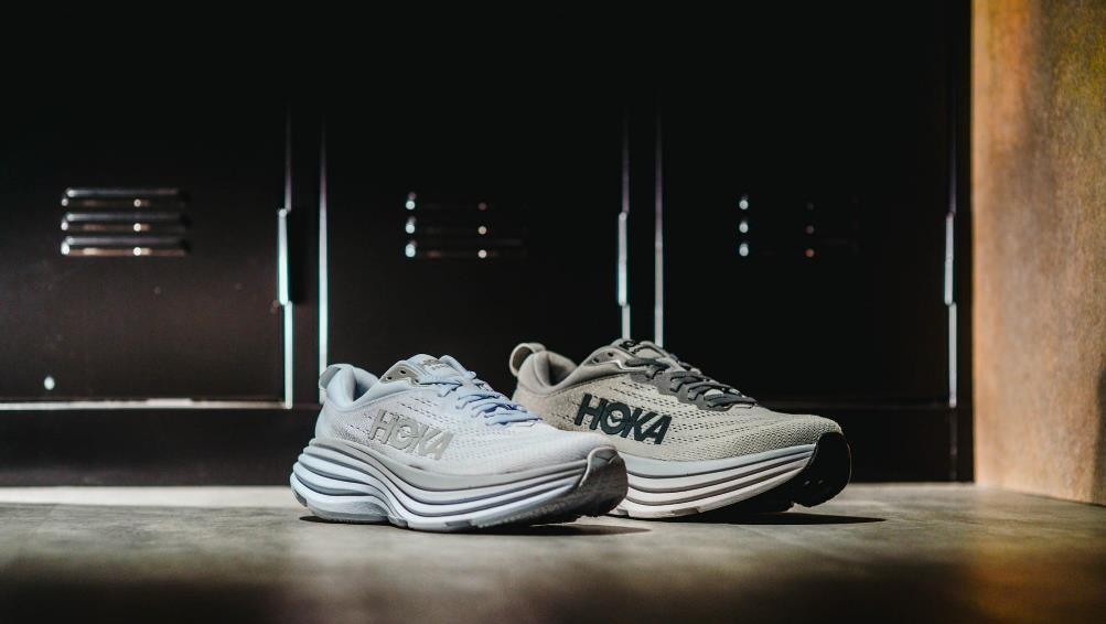 ▲圖說、HOKA Bondi 8男款 鯊魚灰/迷霧灰、女款 時尚白等多款百搭色系提供更多穿搭選擇