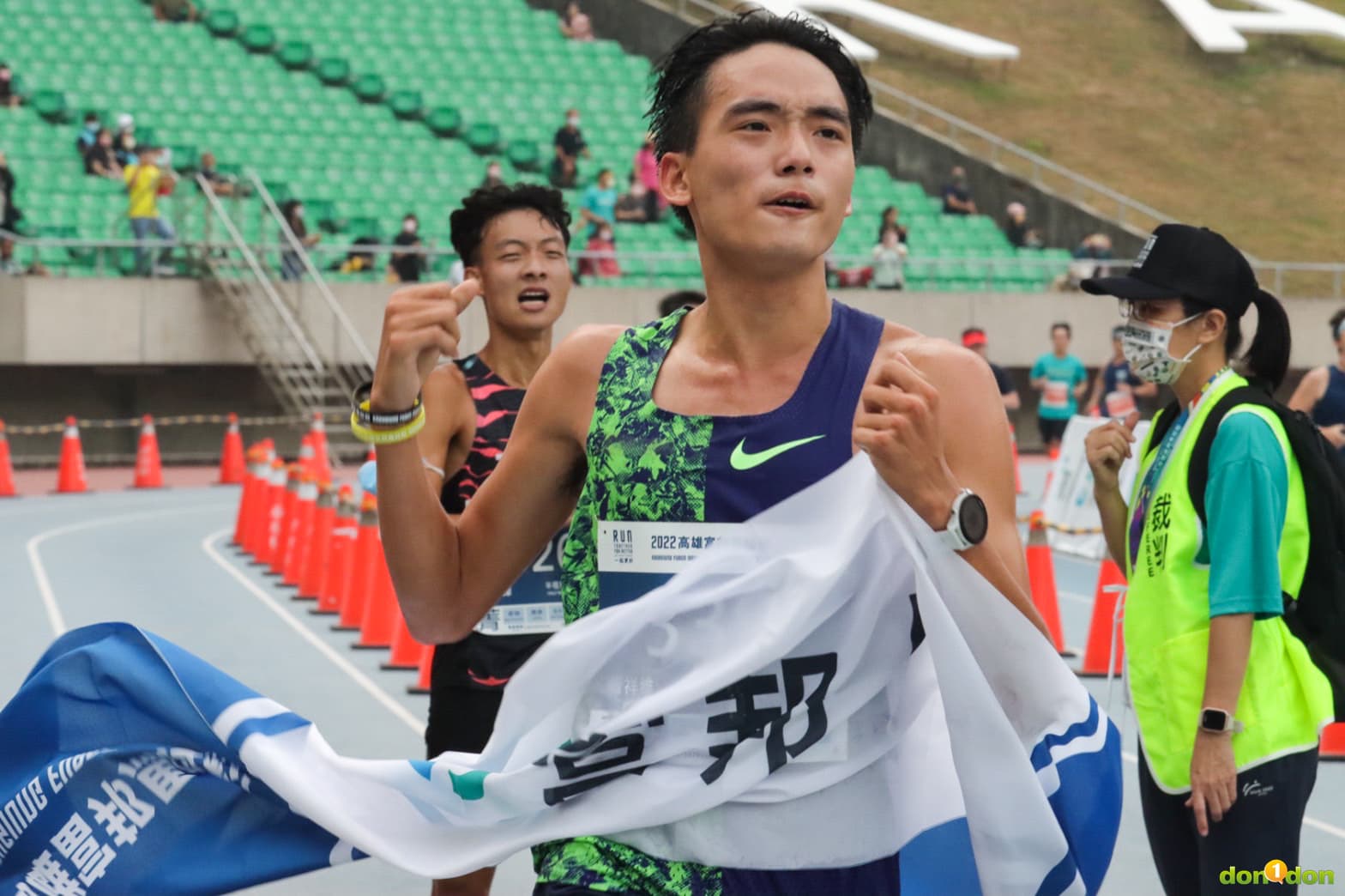 最後 100 公尺黃祥維逆襲周賢峰,兩人總成績相差不到1秒