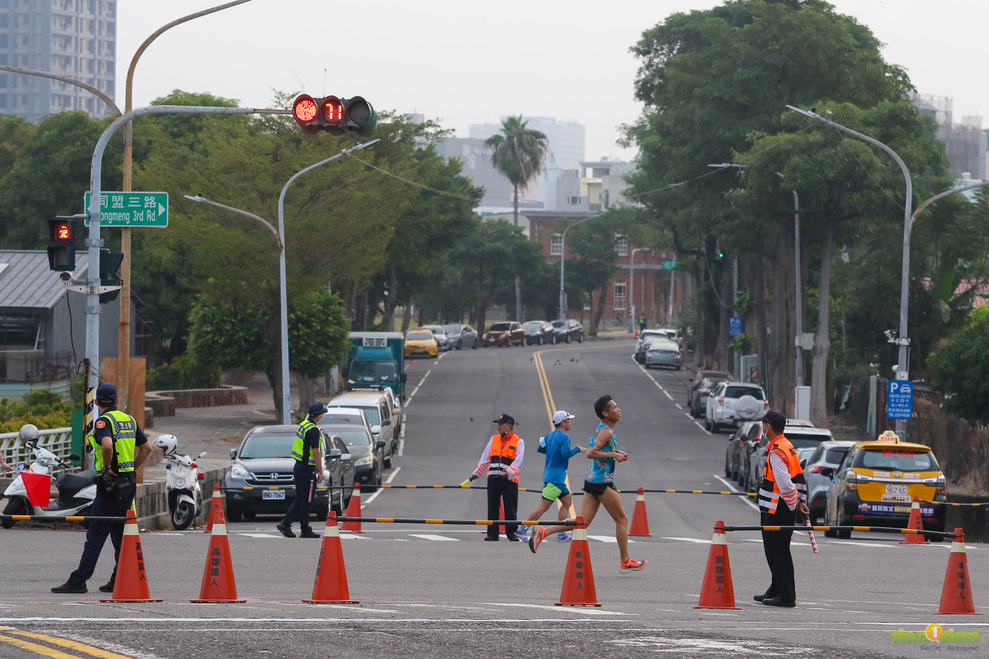 賽道沿著馬拉松路線外圍,2 條街道就開始進行交管與交通疏導
