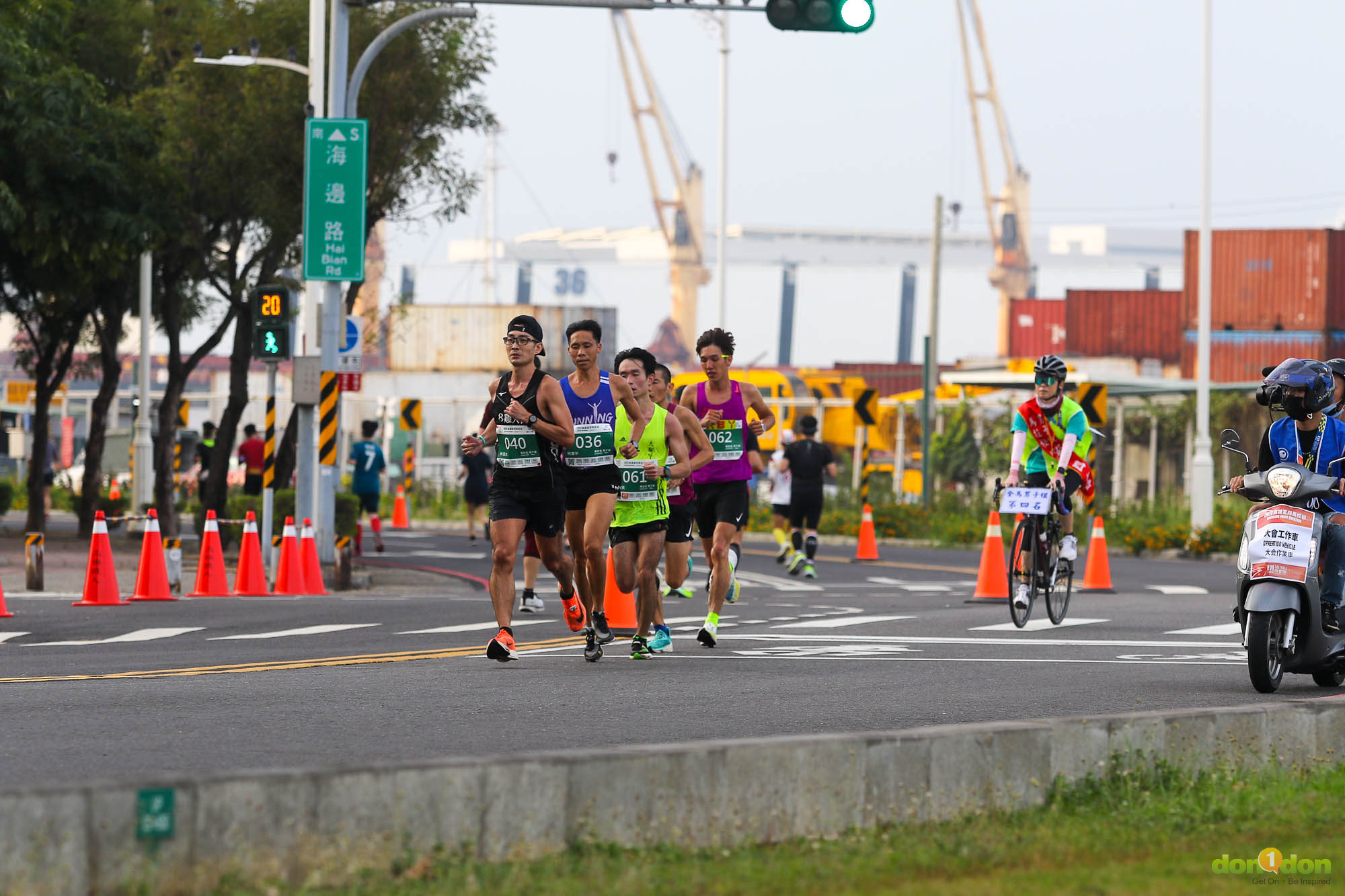 全馬 30 公里前,台灣男子選手組著集團前進,包括林旻杰、何盡平、黃文良、翁相擇、林秋杰