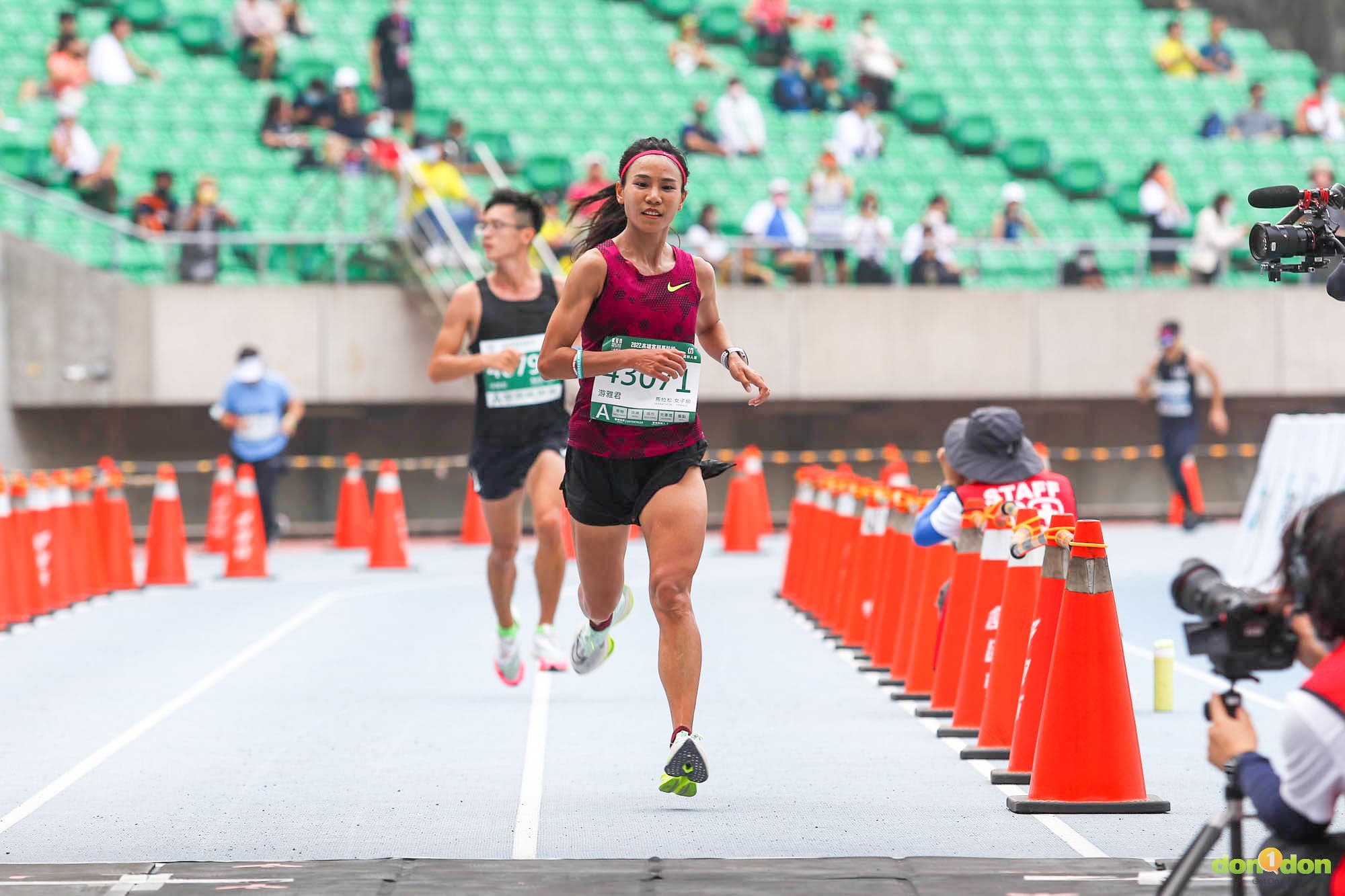 游雅君以 03:01:05 拿下 2022 高雄全馬女子總成績第 2,也是國內女生第一位完成比賽