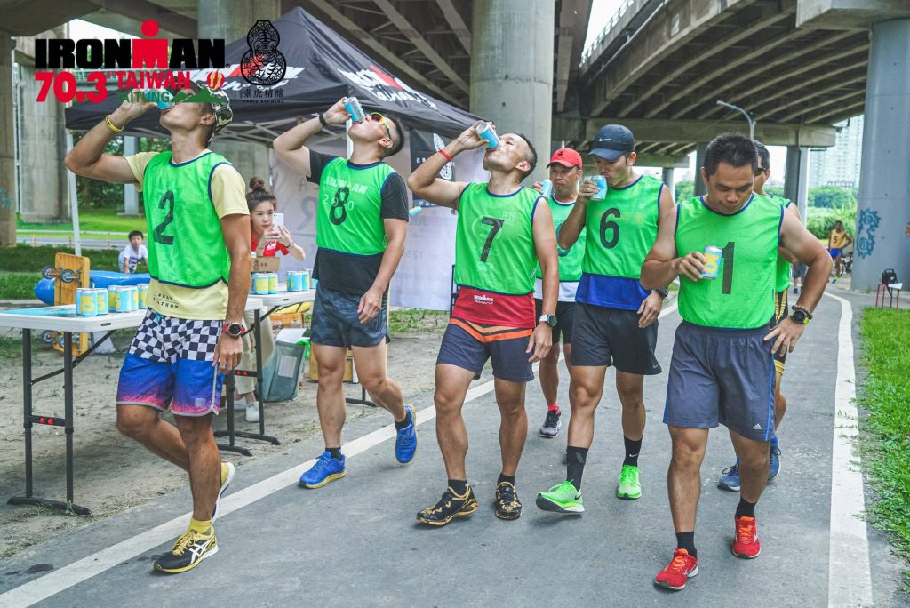 參賽選手將在起跑前喝完一瓶啤酒,接下來每 400 公尺分別再喝完一瓶啤酒,最快完成 1600 公尺(1 英里 Mile)者獲勝。
