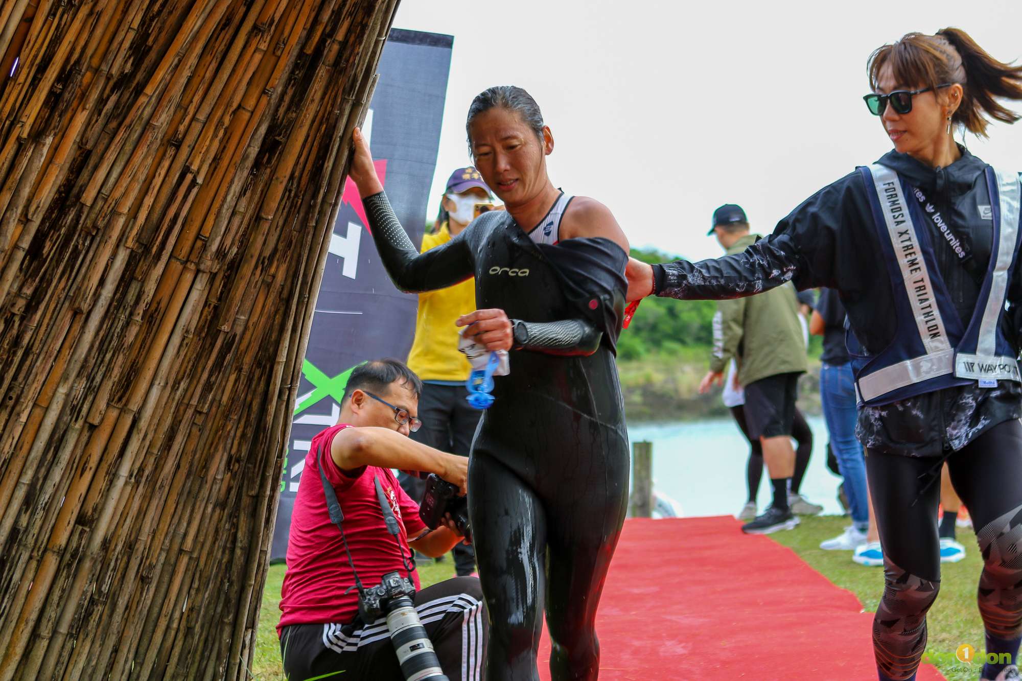 女子組選手由梁蘭麗領先上岸,時間為 1 小時 51 分