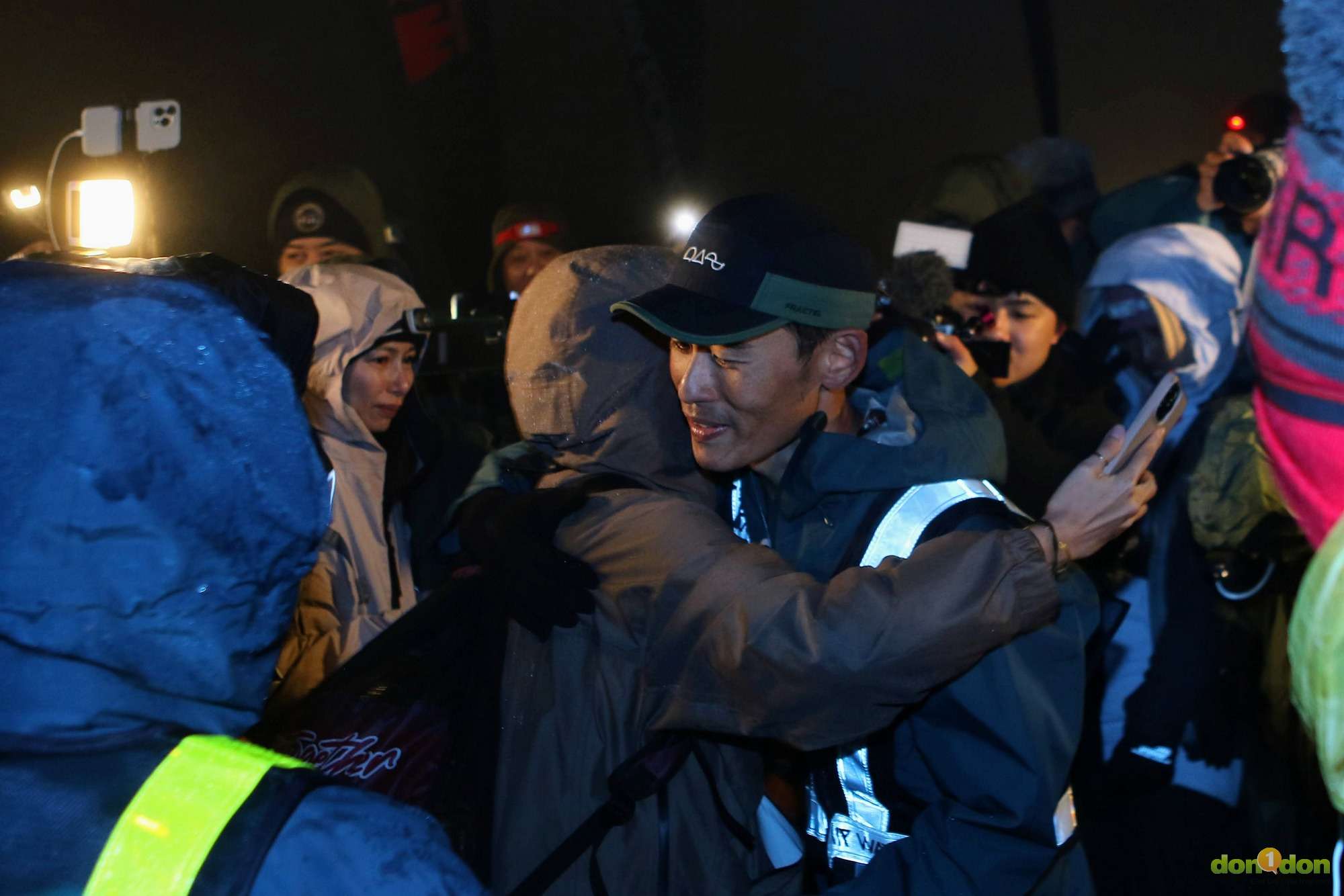 謝昇諺在搖鈴之後,向家人、團隊互相擁抱