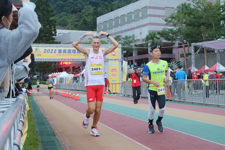 安杰不時與場上觀眾、翻牌員互動,深受大家喜愛