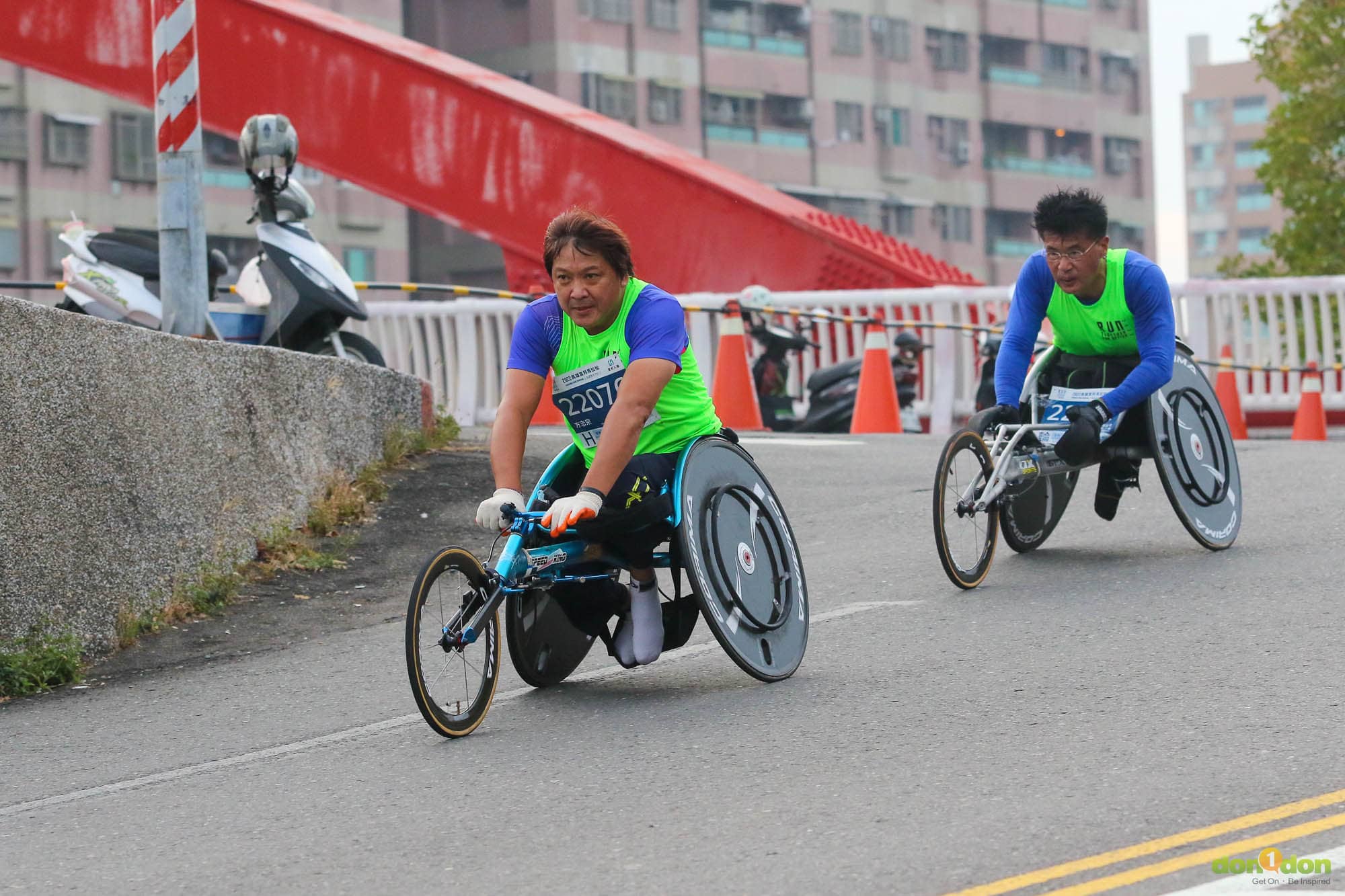 高雄馬賽場上,翁宇裕(右)和方志宗(左)是全場唯二的競速輪椅選手