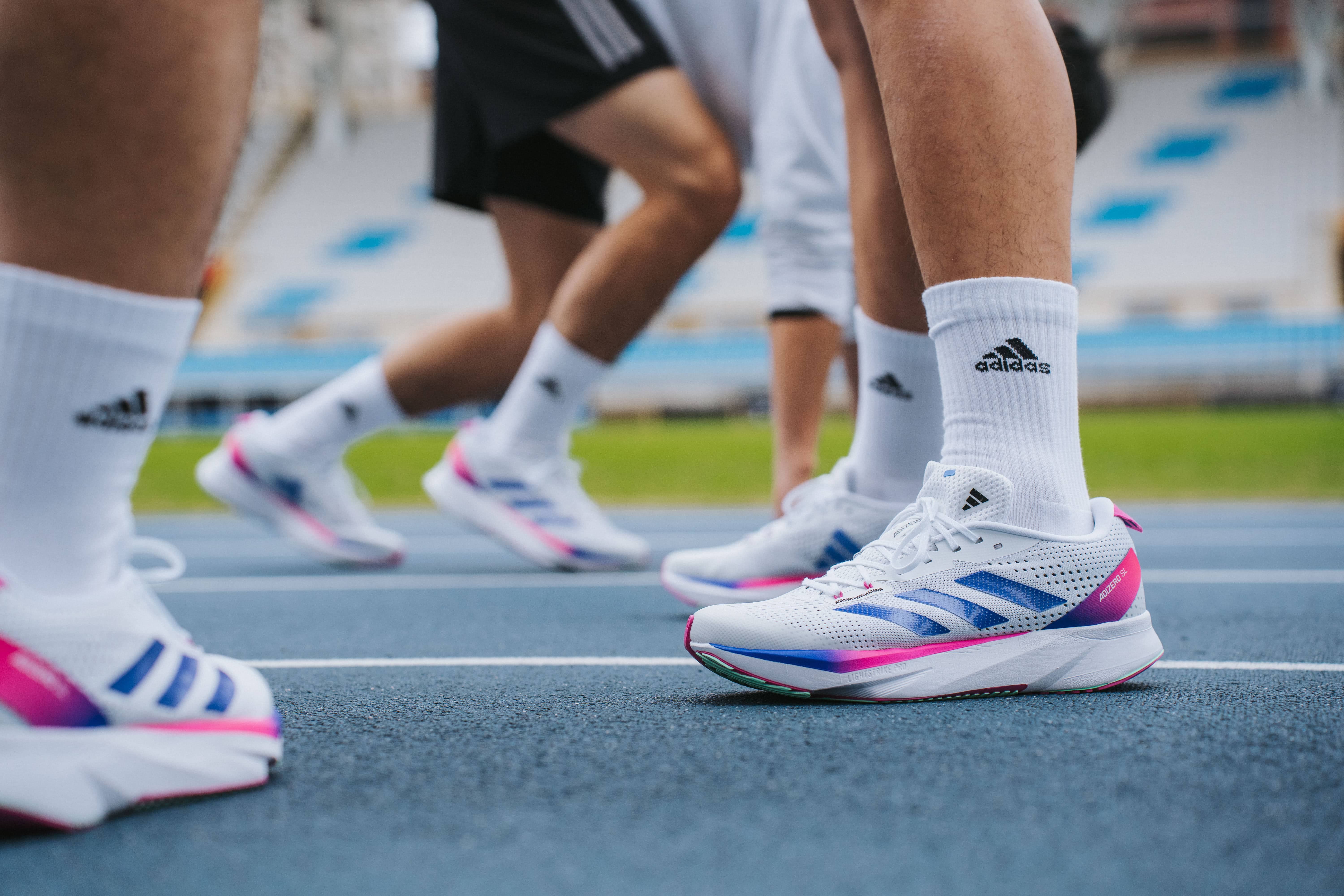 ADIZERO SL,沿用與世界紀錄同款中底科技 Lightstrike Pro,讓頂級跑鞋的基因延伸到更大眾化的跑鞋選擇。