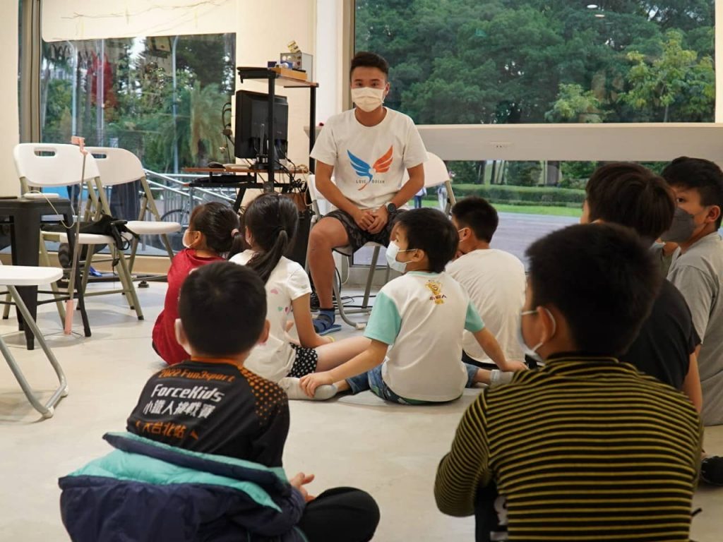 說明完後我請在場的家長短暫離開現場,給孩子們一個不受壓力干擾的空間,領聽他們內心真正的聲音。