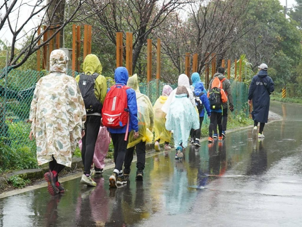午間用餐完後,老天開始給孩子們出難題,颳起陣風,下起大雨,氣溫急速下降至 11 度