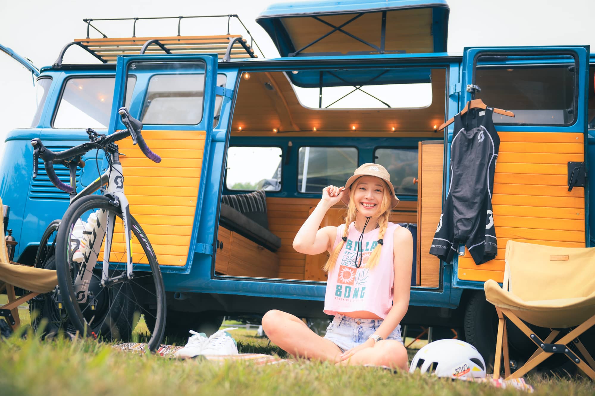 現場展示Caddy Cargo,搭配車頂帳、側邊帳及「VanLife Box好野露營組」,搖身一變成為休閒