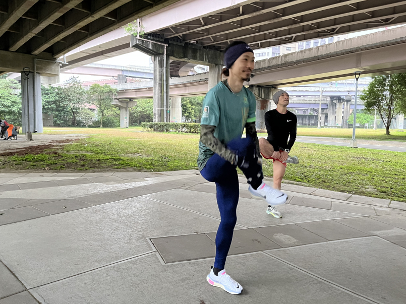 長跑扶輪社創社社長奧運國手張嘉哲,河濱國手之道與社友一同練習。