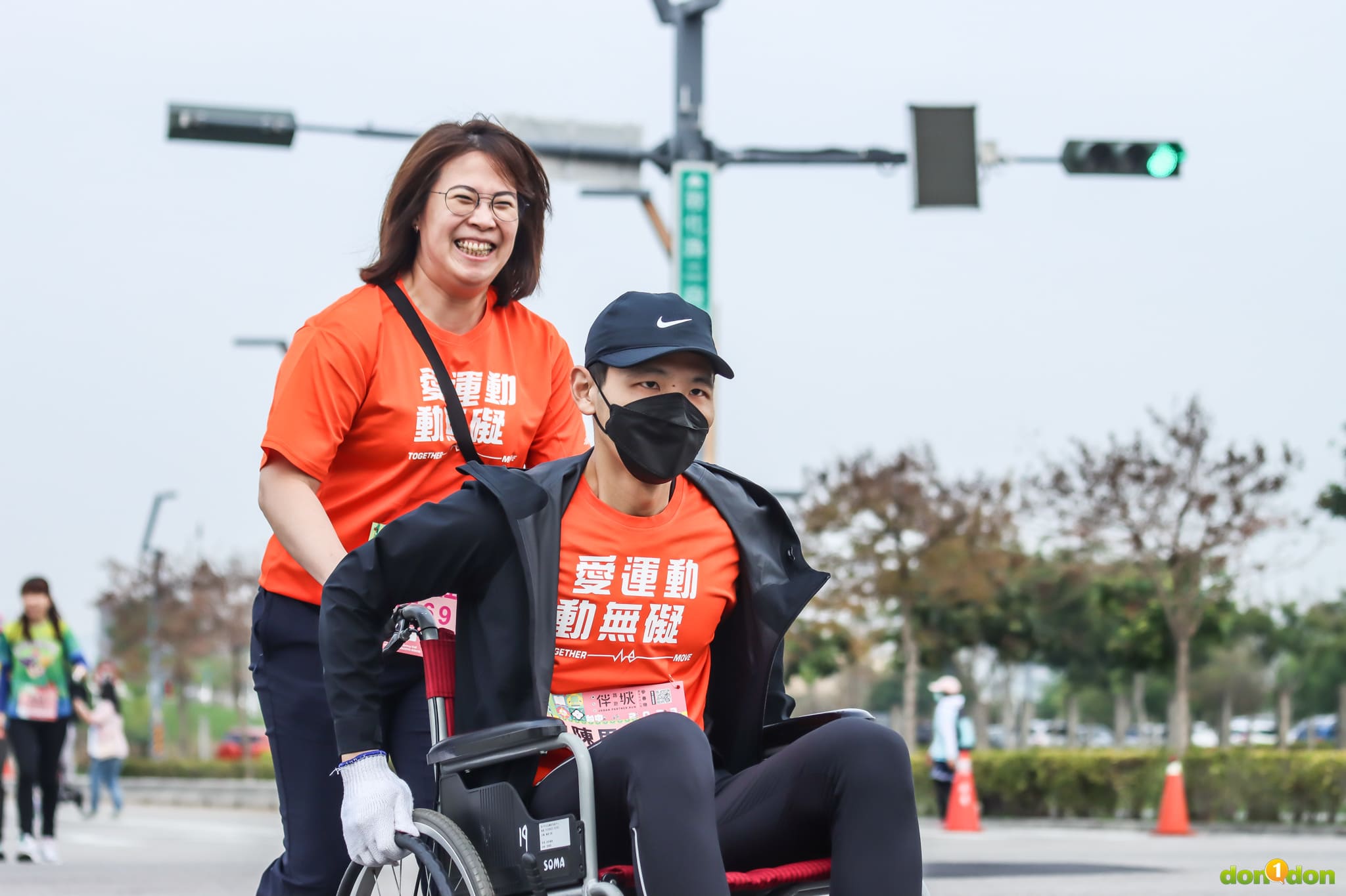 教育部體育署全民組專員陳思瑋與臺中市身心障礙體育總會秘書長陳薇任，體驗輪椅跑者與陪跑員
